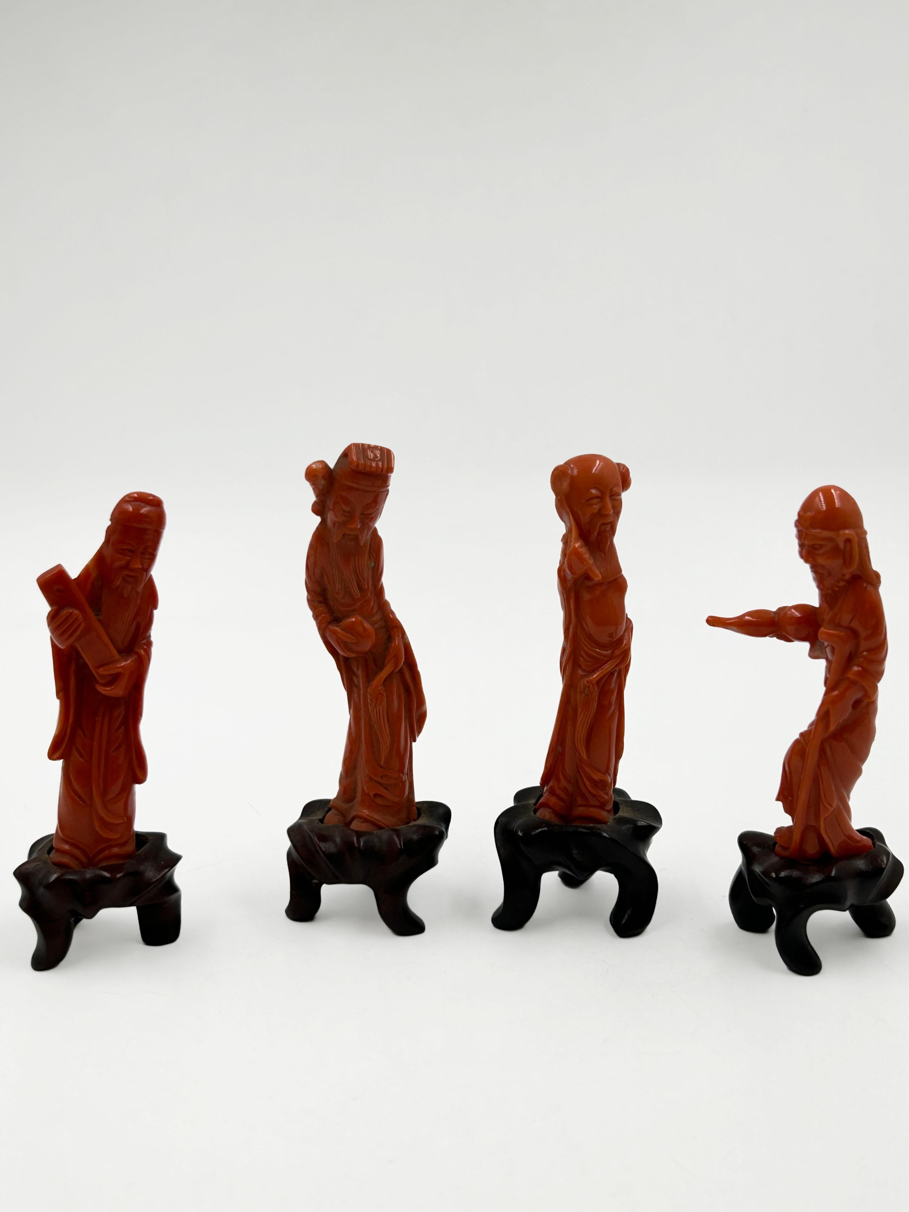 Ensemble de quatre figurines chinoises sculptées en corail
Groupe de quatre sculptures chinoises en corail sculptées à la main représentant des sages ou des immortels de la tradition taoïste, chacun portant des attributs symboliques de longévité, de