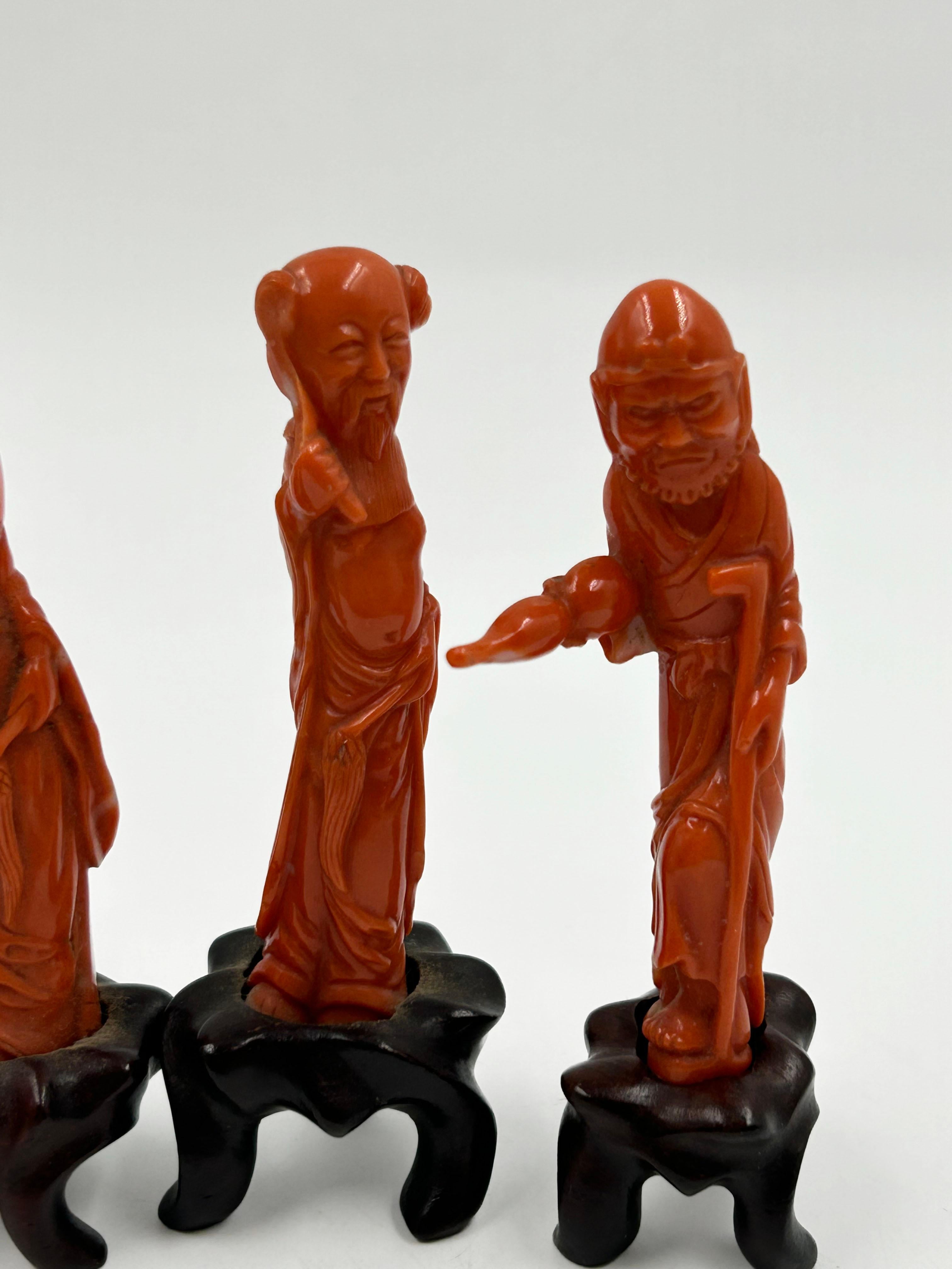 Qing Ensemble de quatre figures chinoises sculptées en corail en vente
