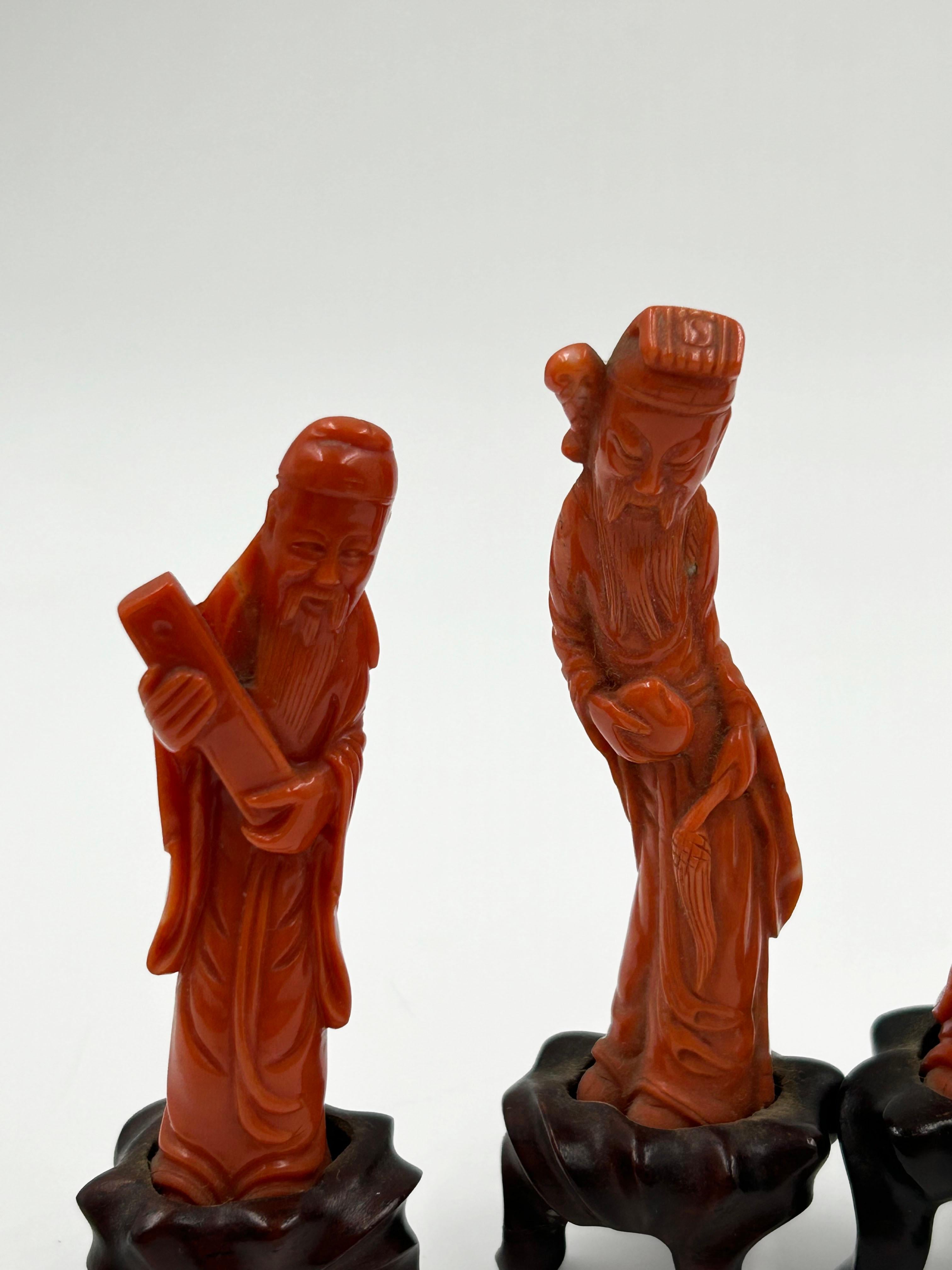Chinois Ensemble de quatre figures chinoises sculptées en corail en vente
