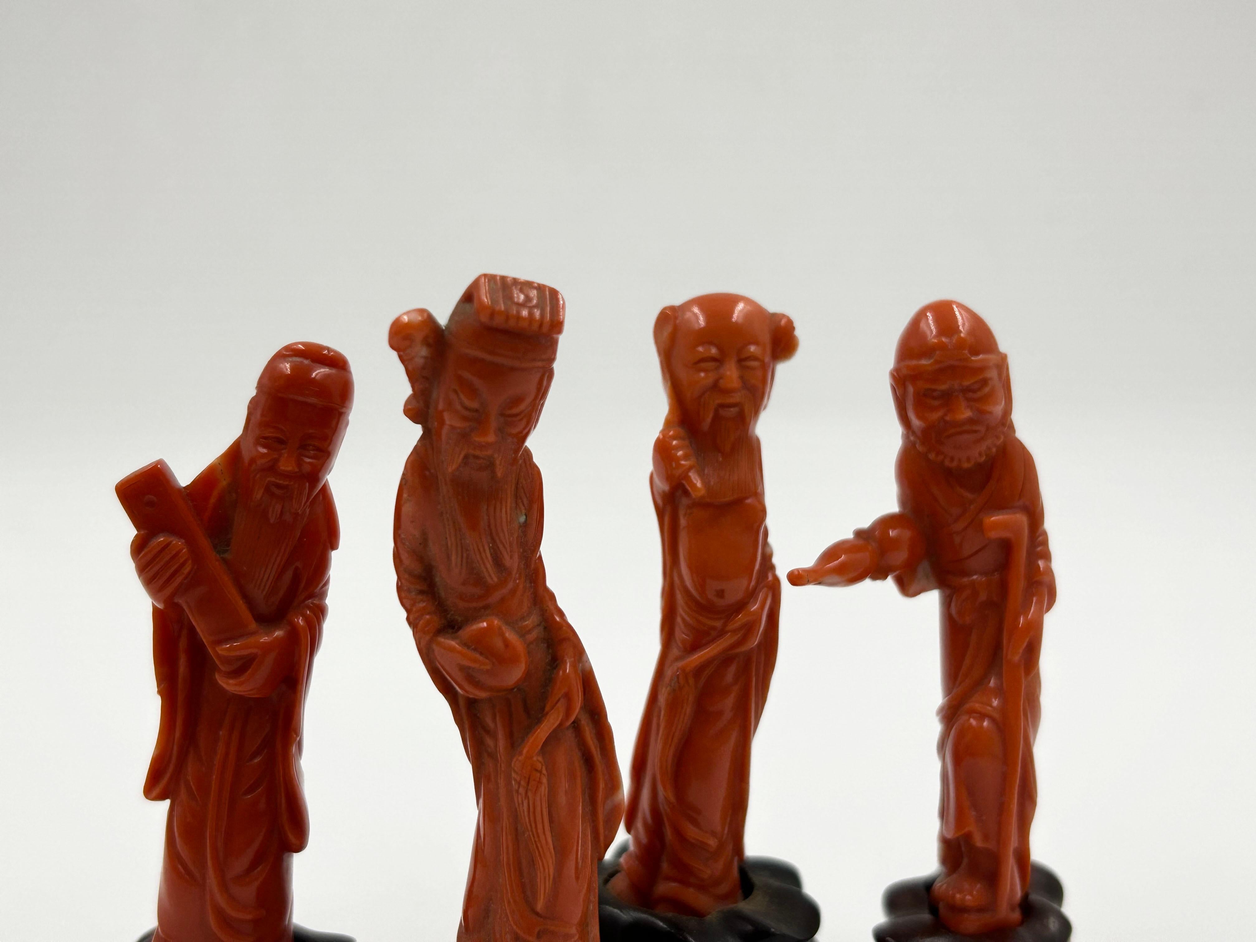 Sculpté à la main Ensemble de quatre figures chinoises sculptées en corail en vente