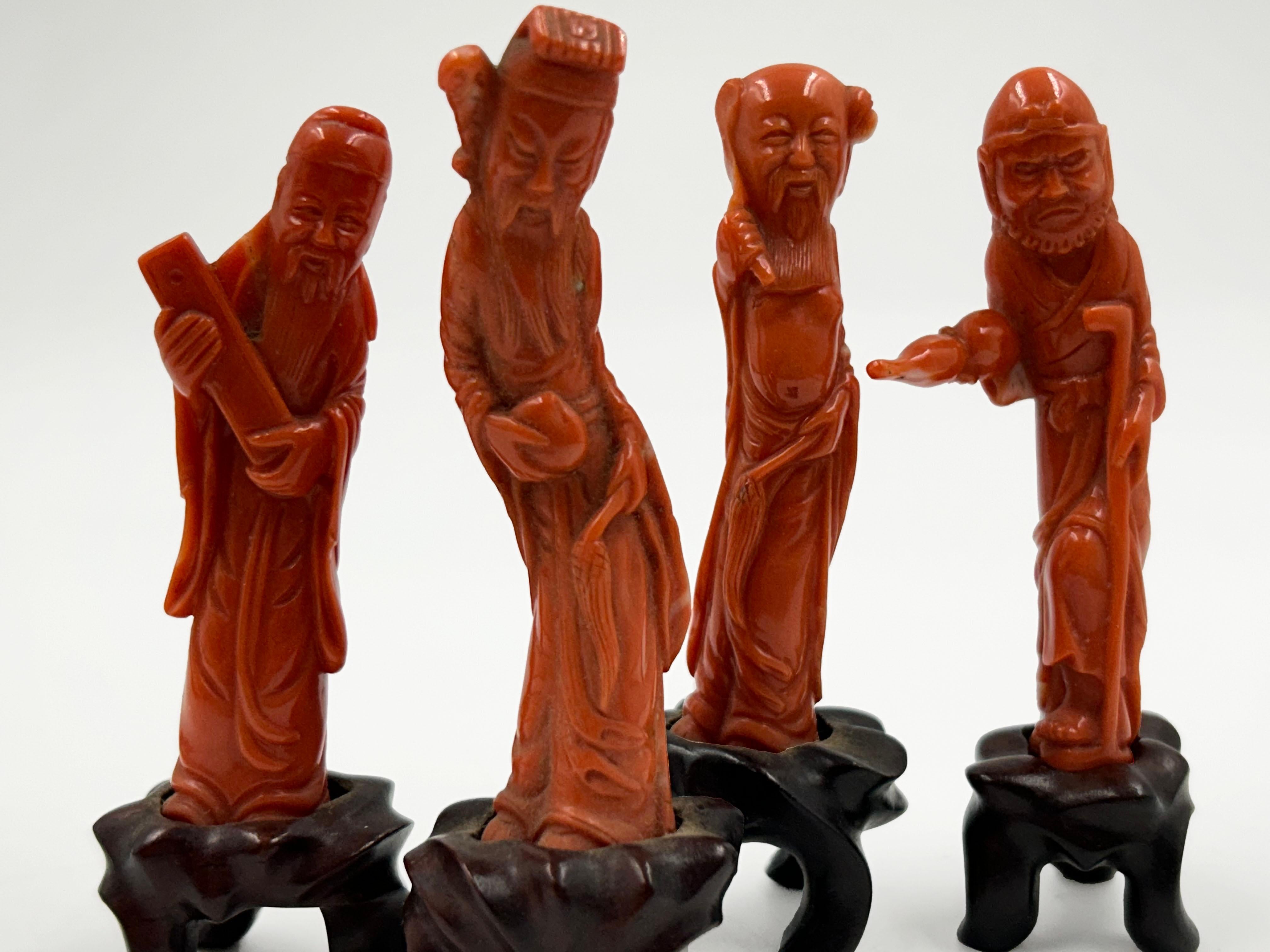 Ensemble de quatre figures chinoises sculptées en corail Bon état - En vente à Autonomous City Buenos Aires, CABA