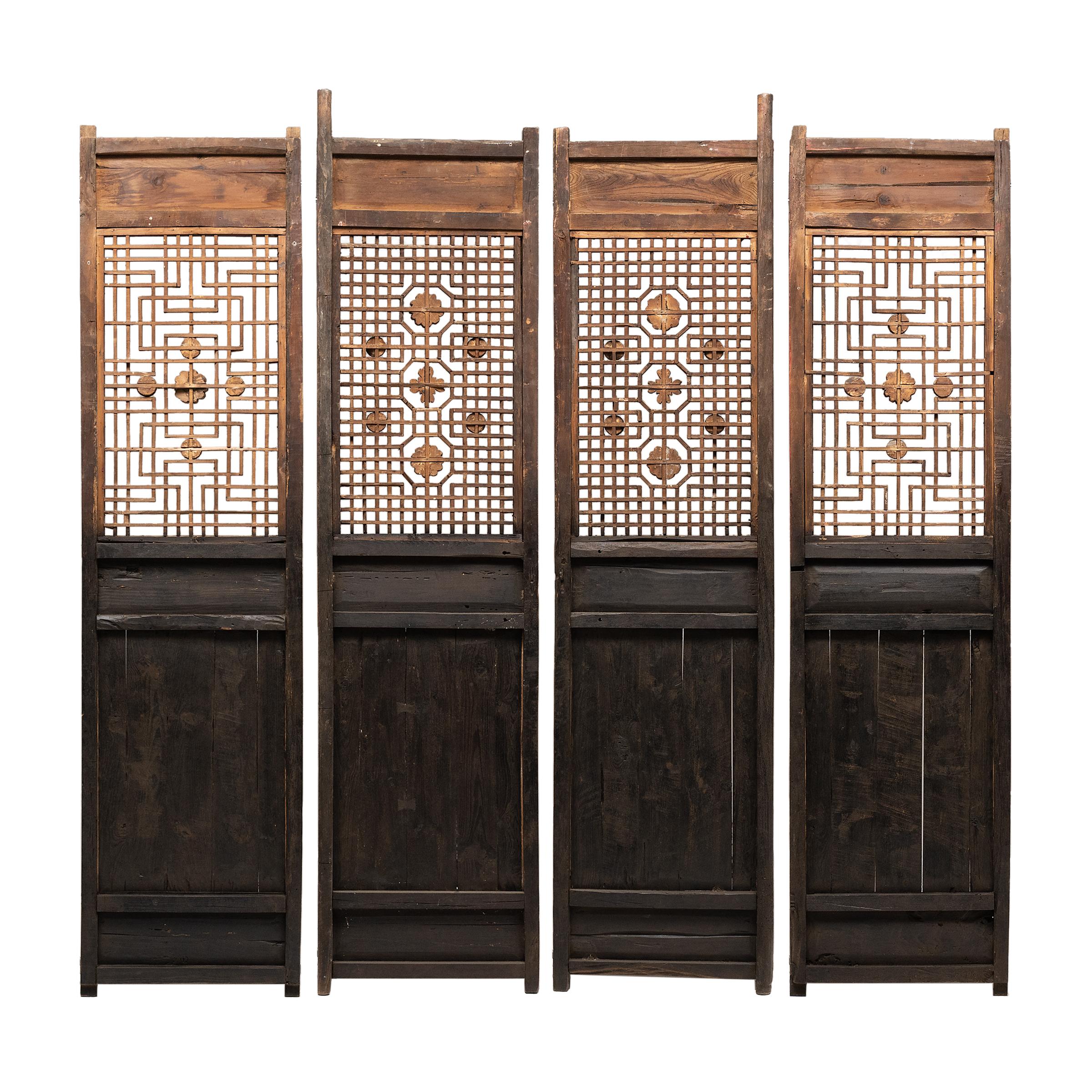 Un sello distintivo de la arquitectura doméstica de la dinastía Qing, los altos paneles de celosía como éste se utilizaban en las casas provinciales con patio para permitir la entrada de luz y aire en una habitación, manteniendo al mismo tiempo la