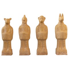 Set di quattro divinità mitologiche cinesi in terracotta smaltata beige
