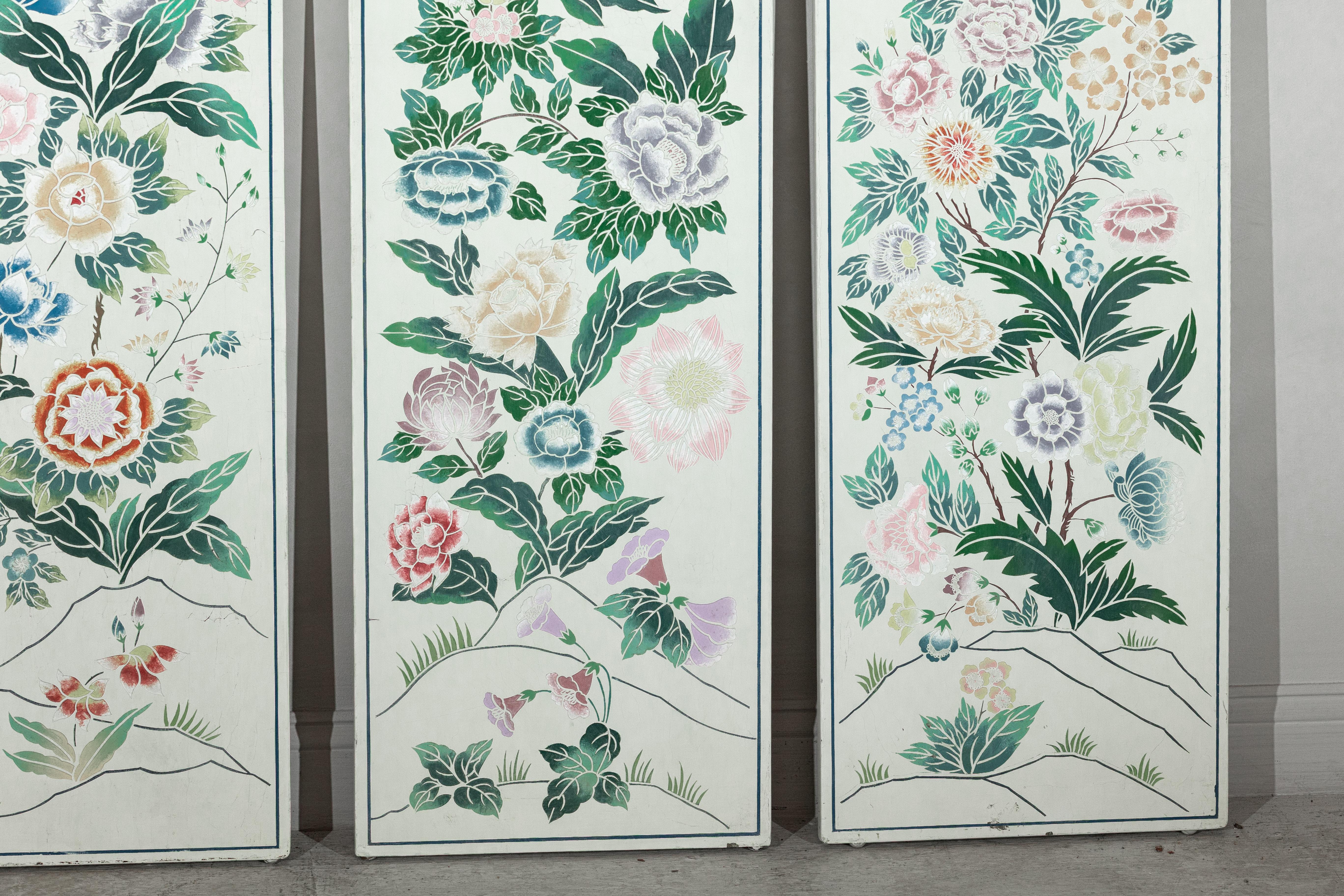 Ensemble de quatre panneaux peints chinois avec fleurs et papillons printaniers en vente 3