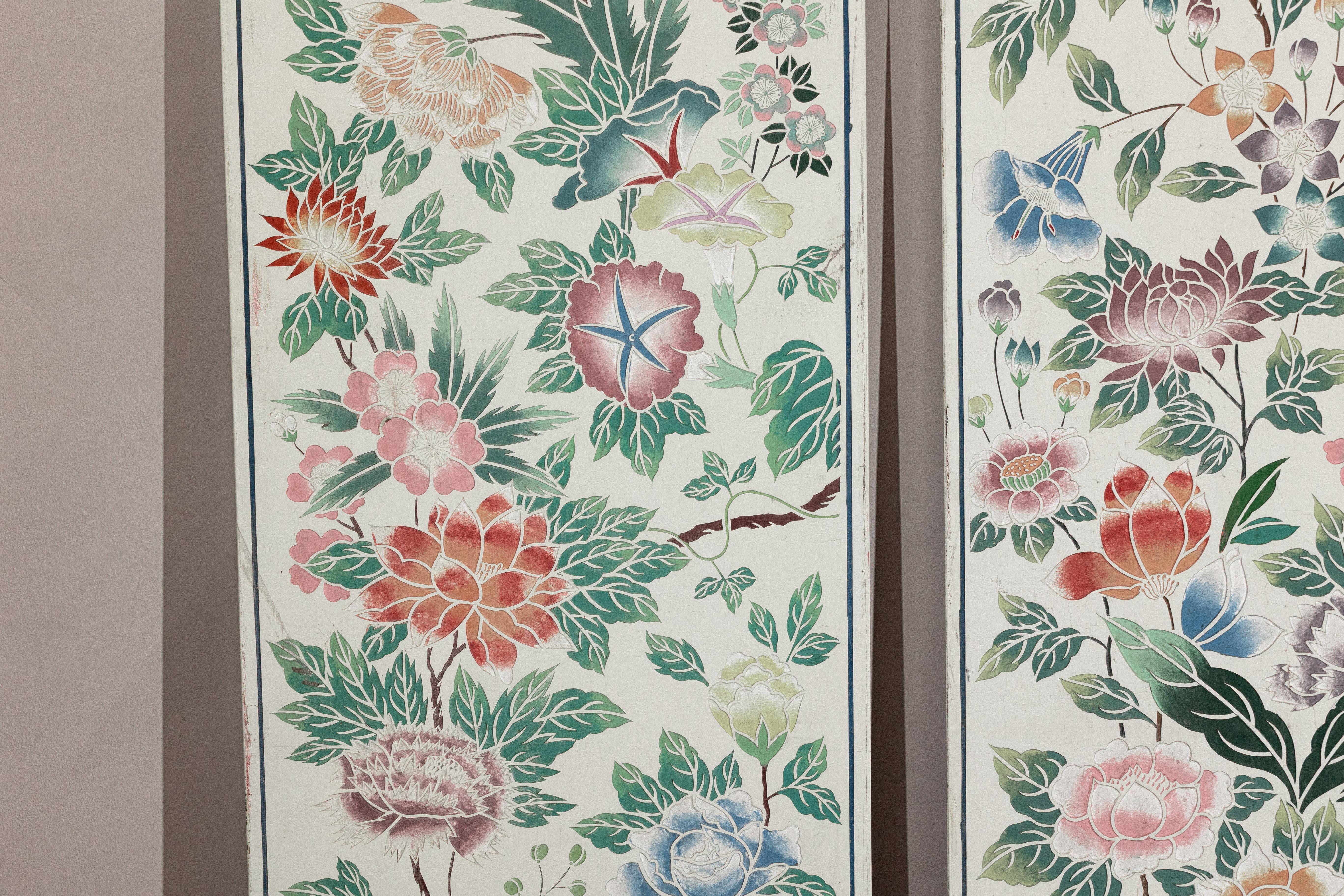 Ensemble de quatre panneaux peints chinois avec fleurs et papillons printaniers en vente 5