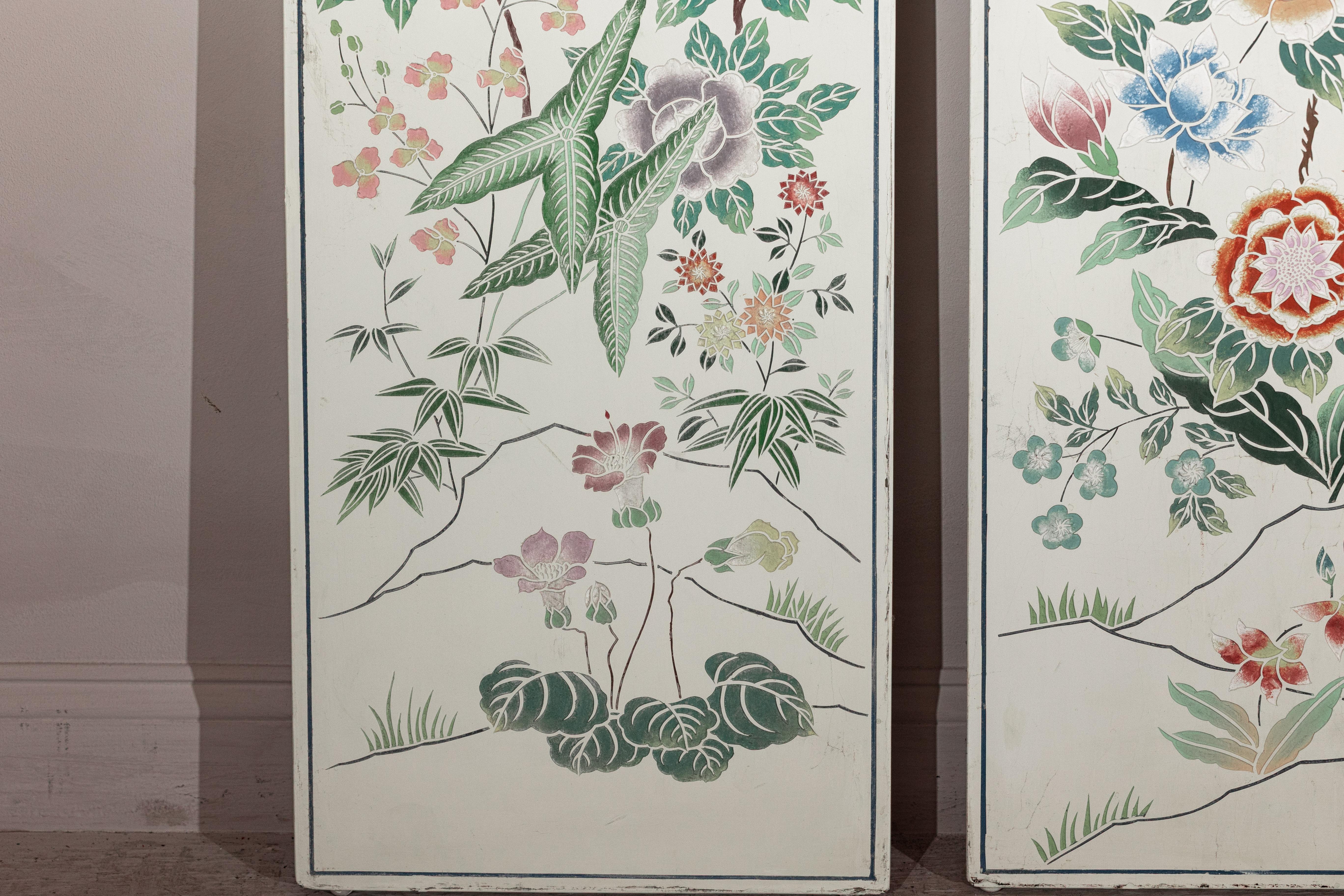 Ensemble de quatre panneaux peints chinois avec fleurs et papillons printaniers en vente 6