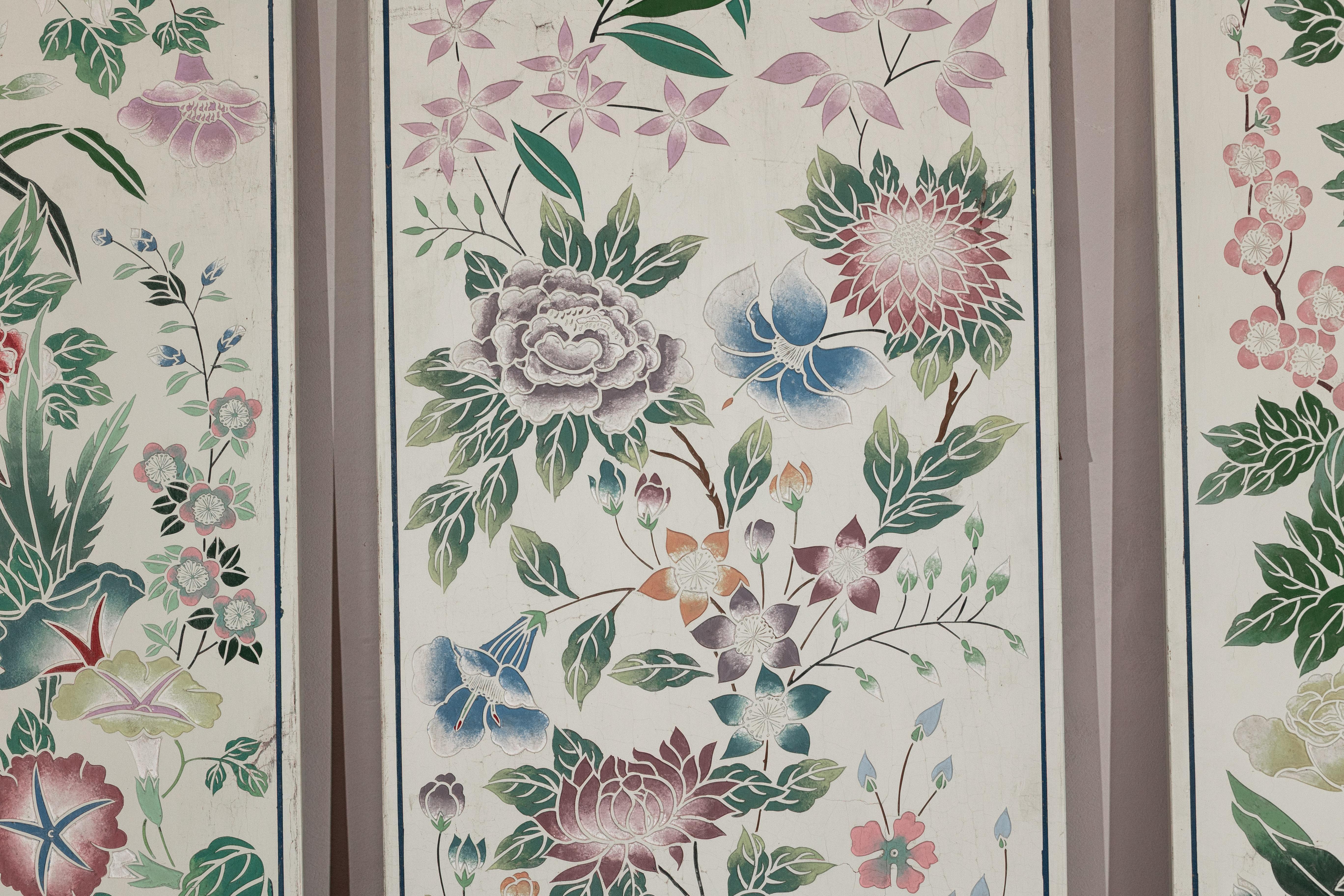 Ensemble de quatre panneaux peints chinois avec fleurs et papillons printaniers en vente 7