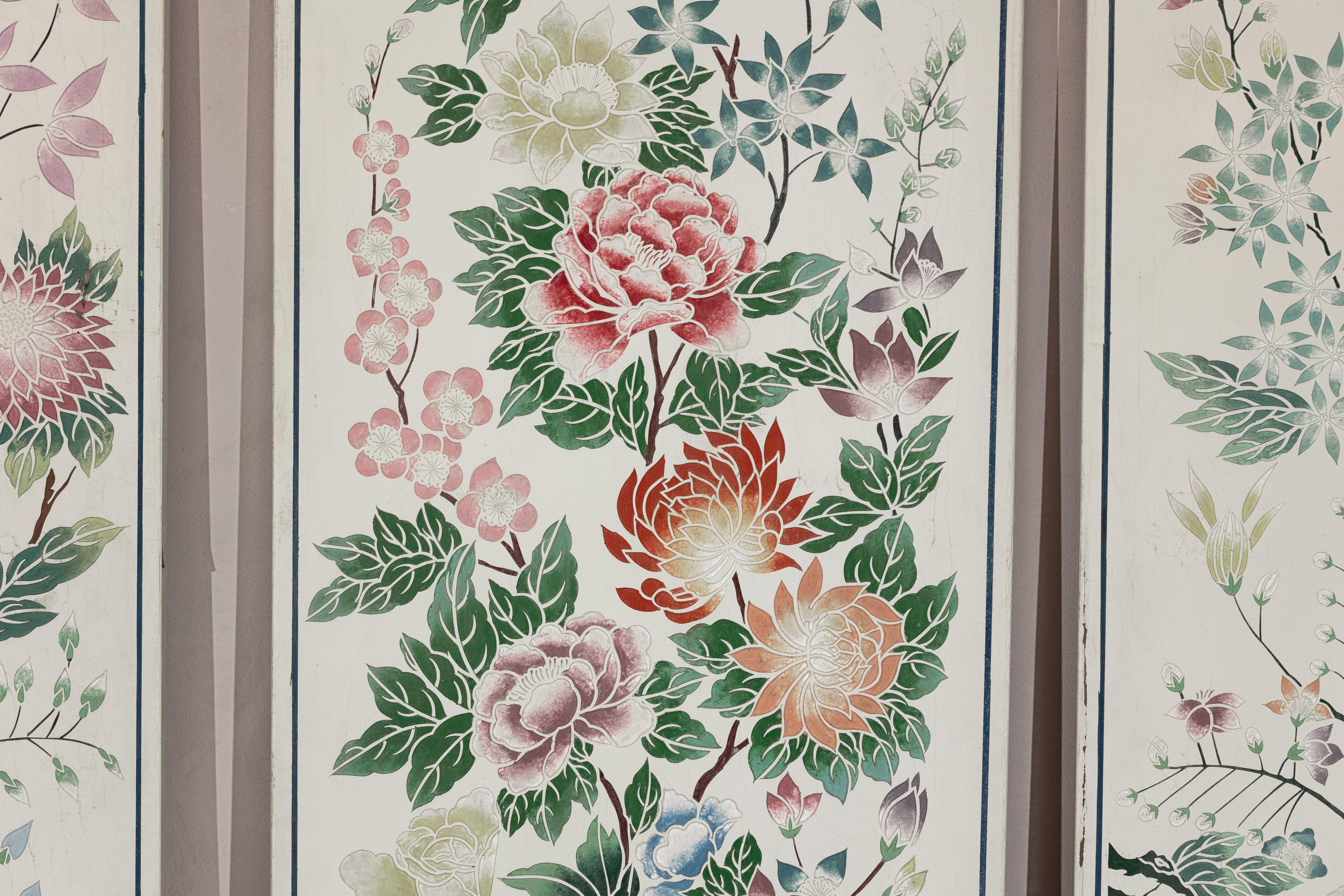 Ensemble de quatre panneaux peints chinois avec fleurs et papillons printaniers en vente 8