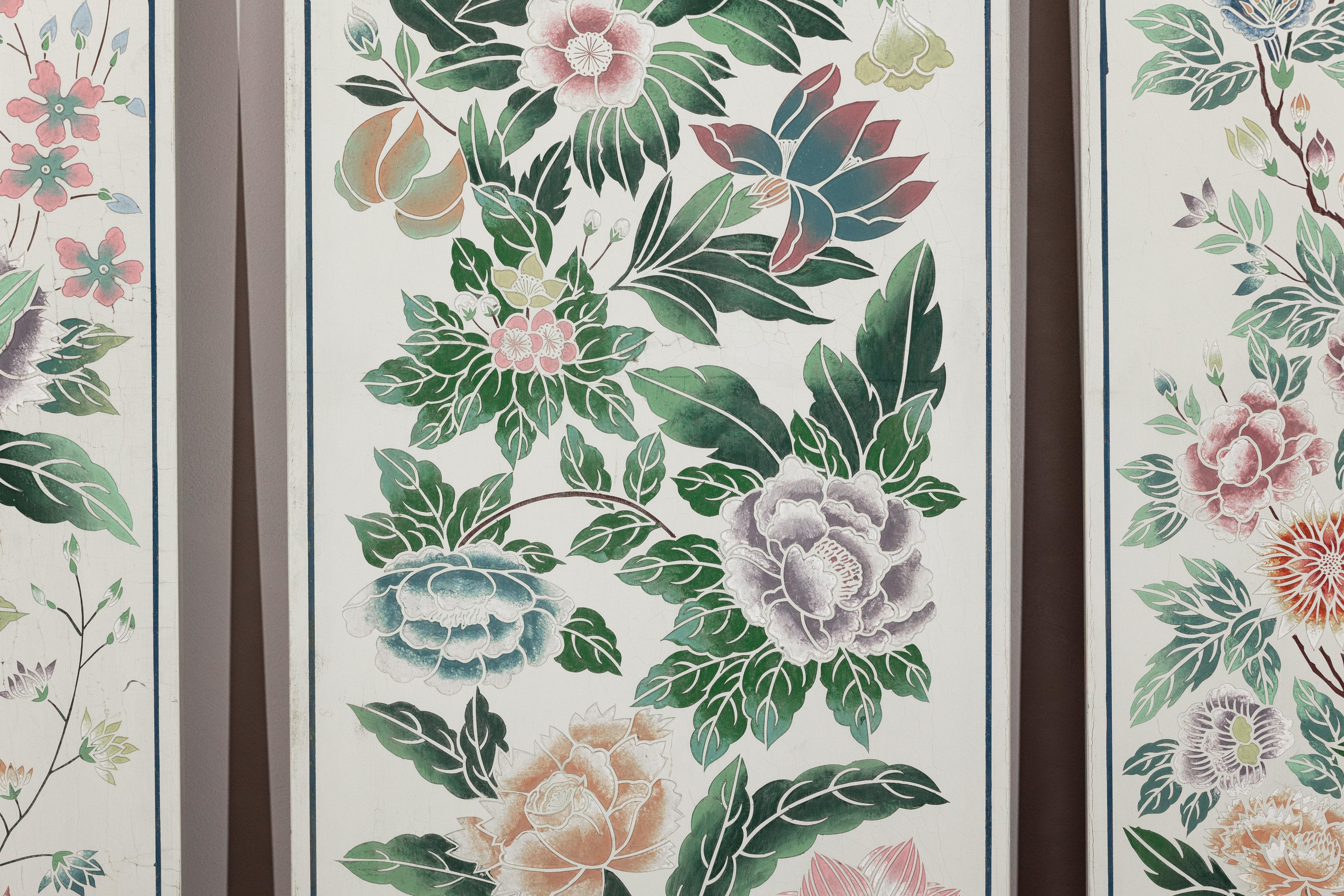 Ensemble de quatre panneaux peints chinois avec fleurs et papillons printaniers en vente 9