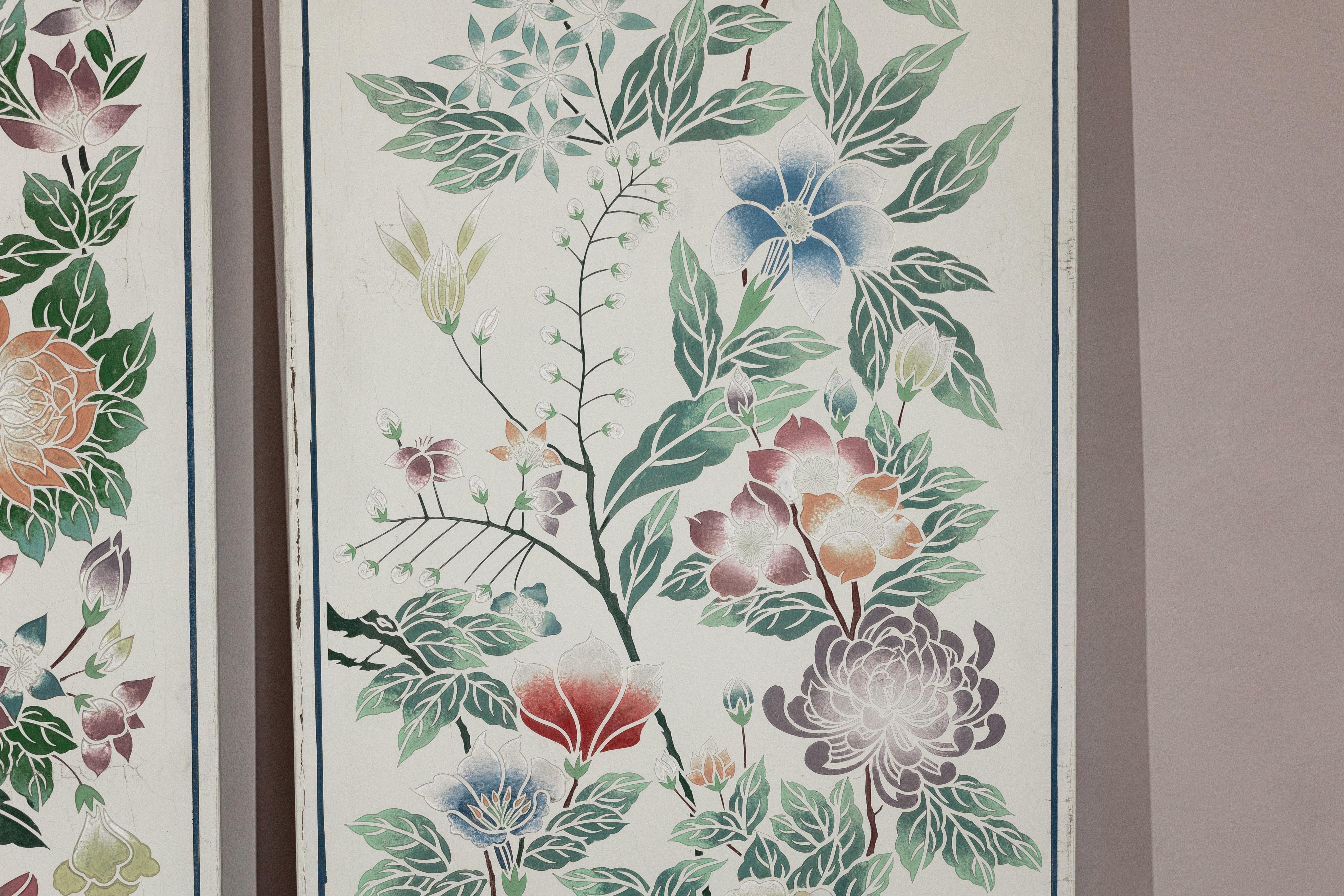 Ensemble de quatre panneaux peints chinois avec fleurs et papillons printaniers en vente 10