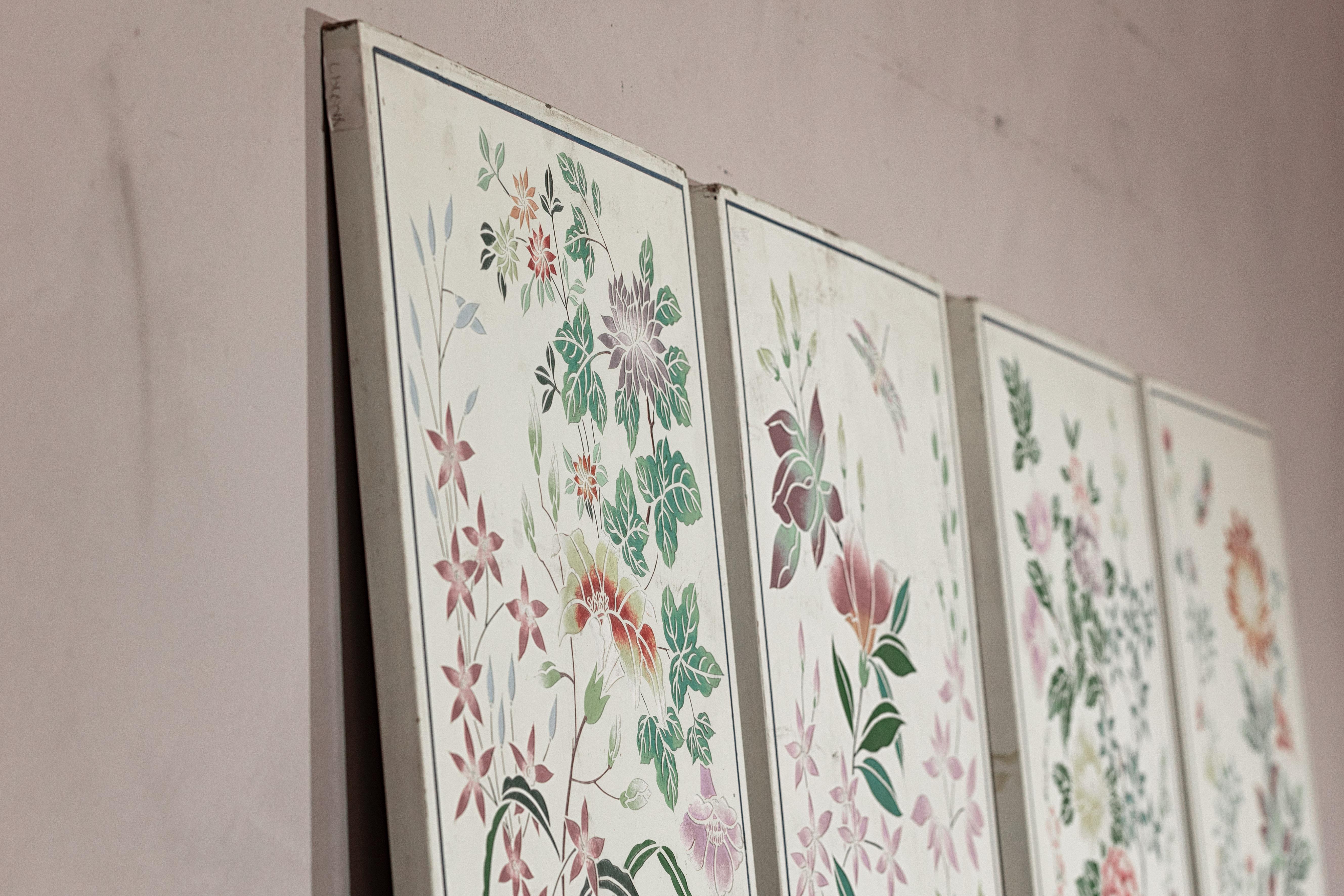 Ensemble de quatre panneaux peints chinois avec fleurs et papillons printaniers en vente 11