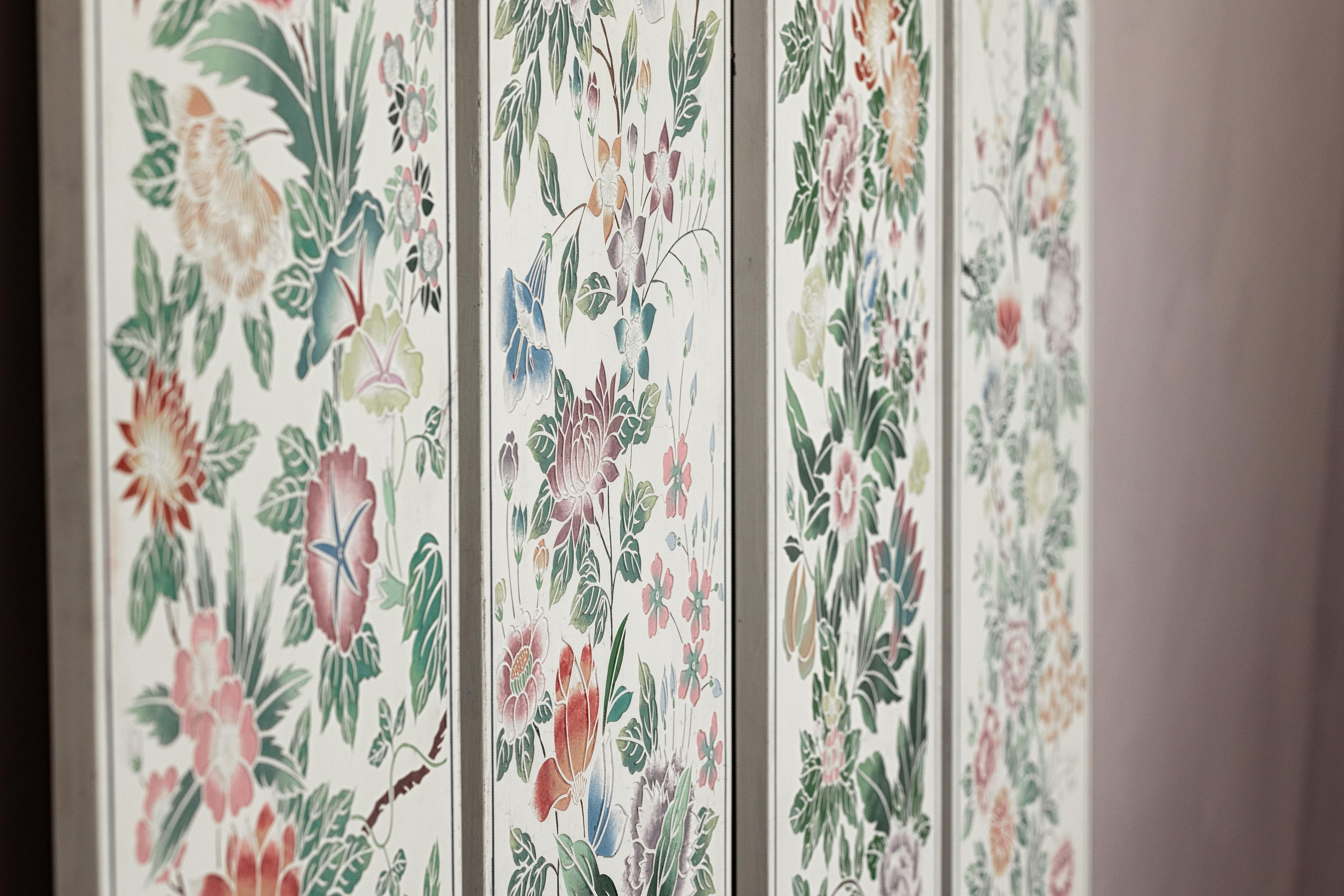 Ensemble de quatre panneaux peints chinois avec fleurs et papillons printaniers en vente 12