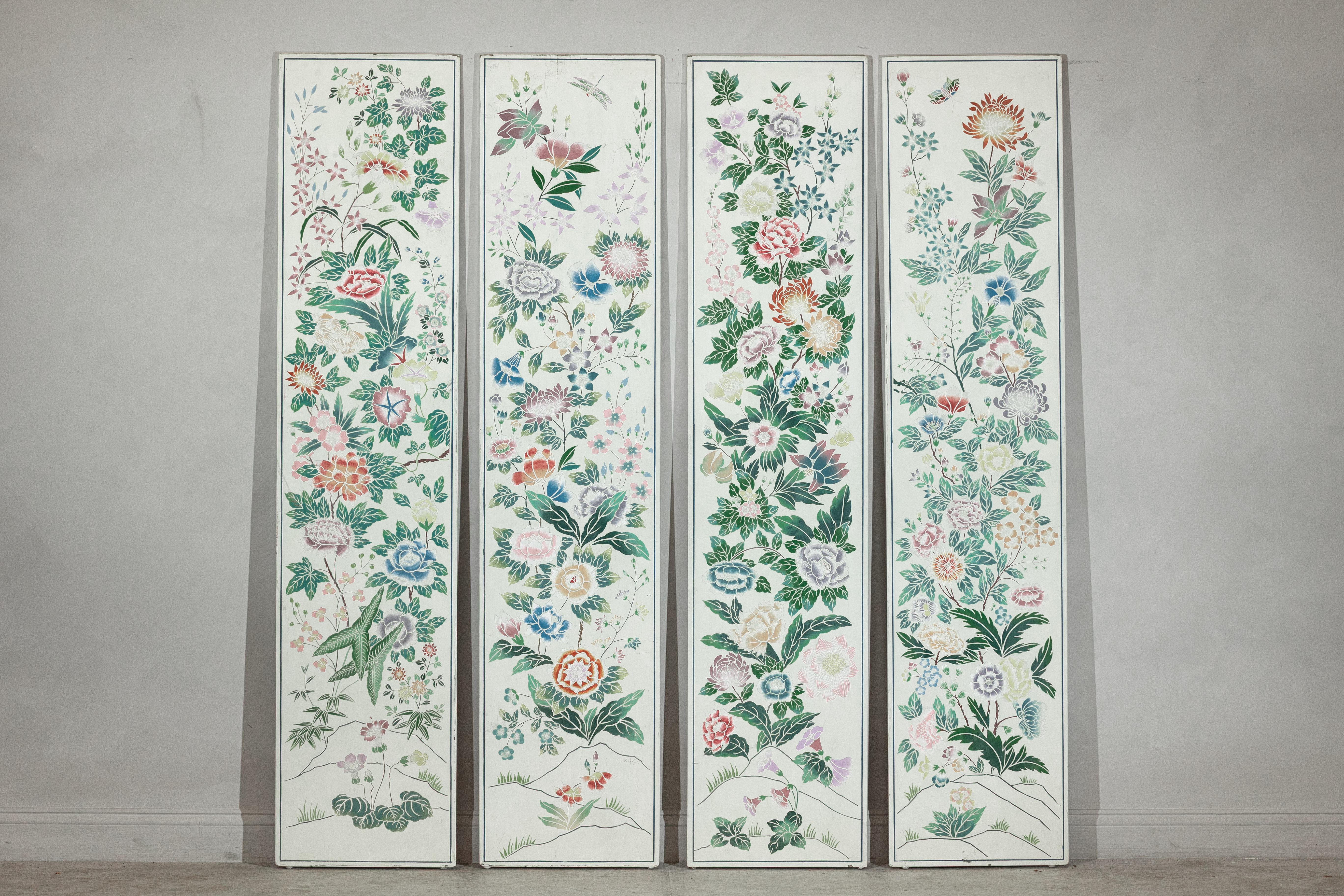 Cet ensemble de quatre panneaux peints chinois vintage présente une composition florale continue qui évoque la fraîcheur et la vitalité du printemps. Chaque panneau est magnifiquement peint à la main avec une abondance de pivoines, de chrysanthèmes,
