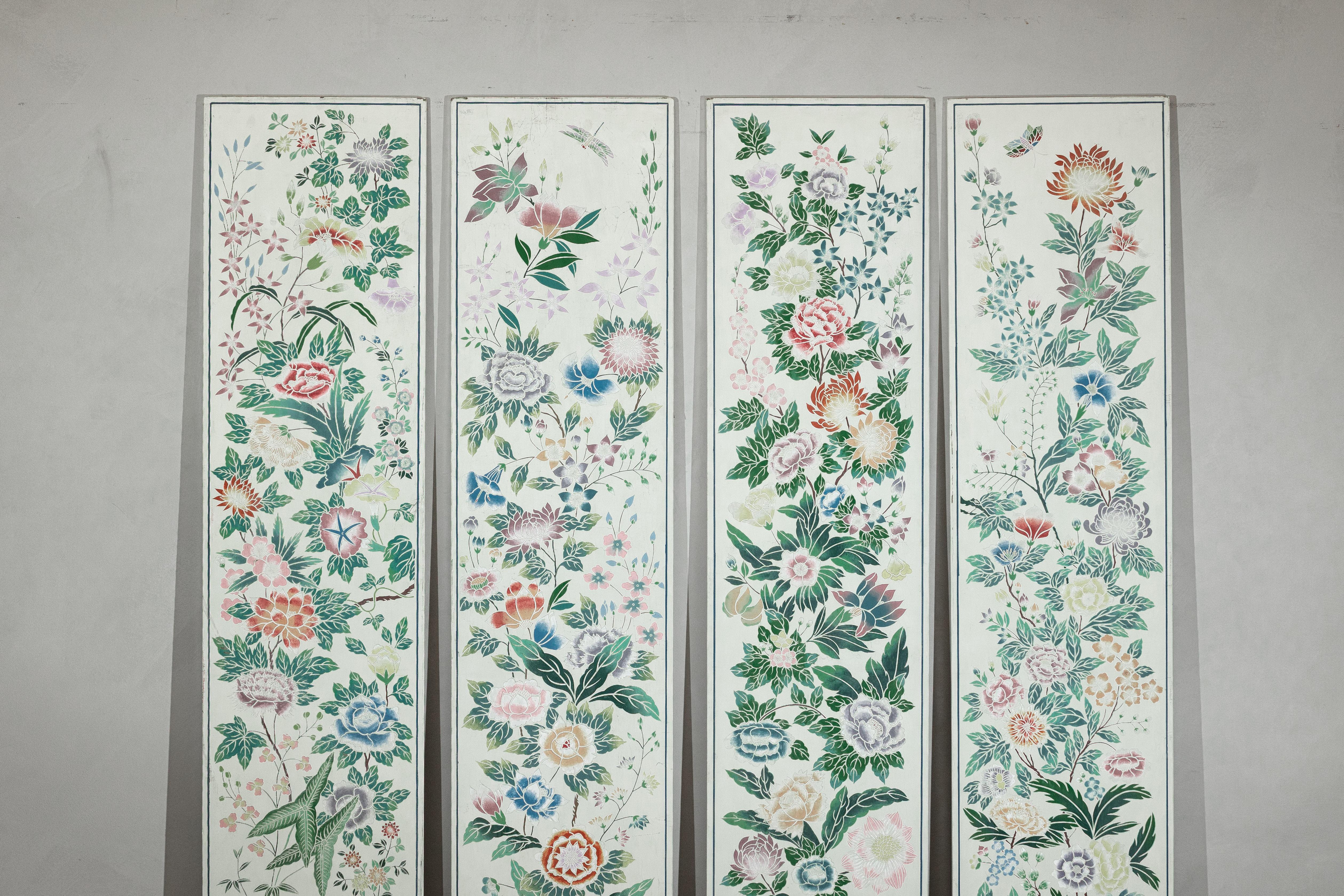 Chinois Ensemble de quatre panneaux peints chinois avec fleurs et papillons printaniers en vente