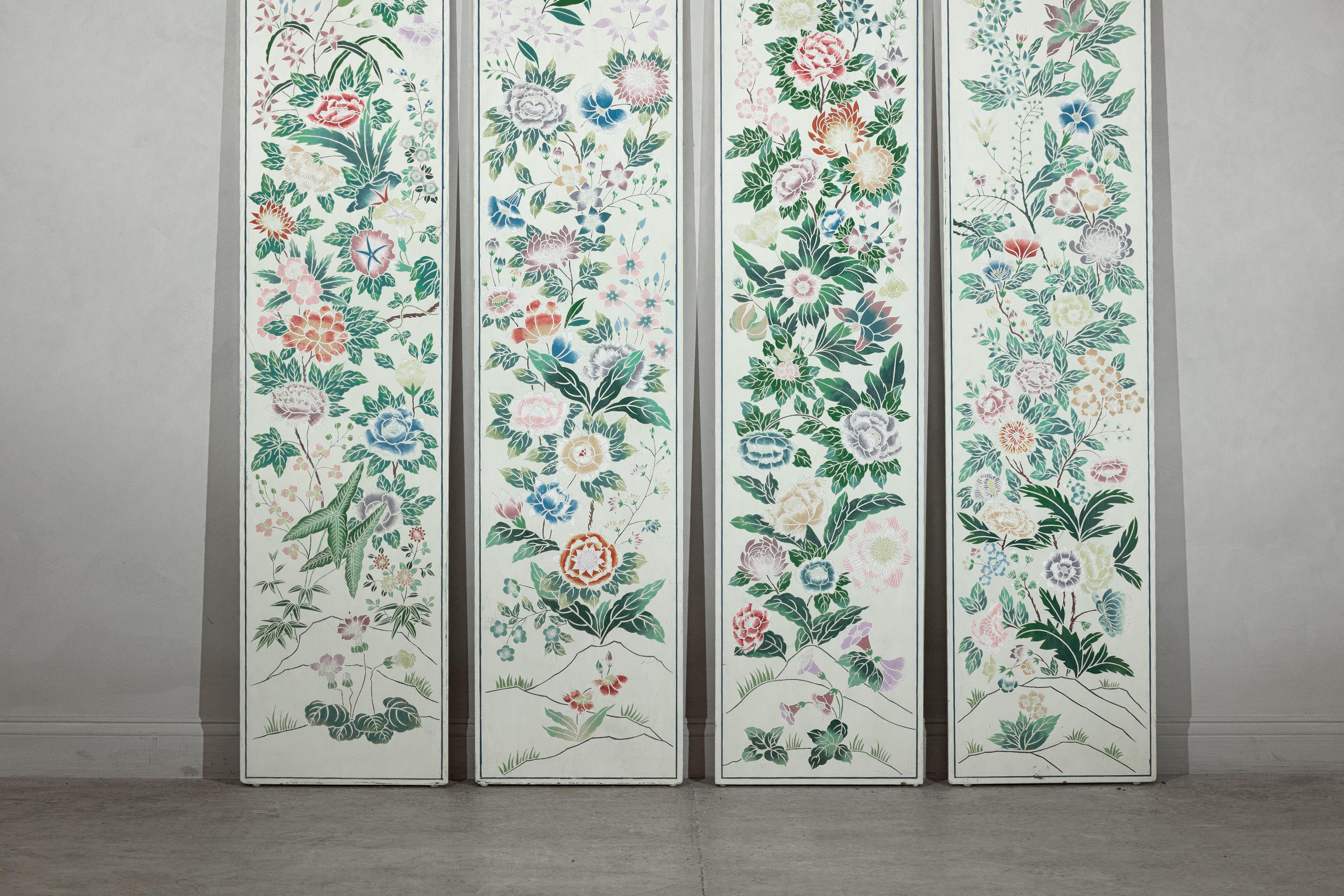 Peint à la main Ensemble de quatre panneaux peints chinois avec fleurs et papillons printaniers en vente