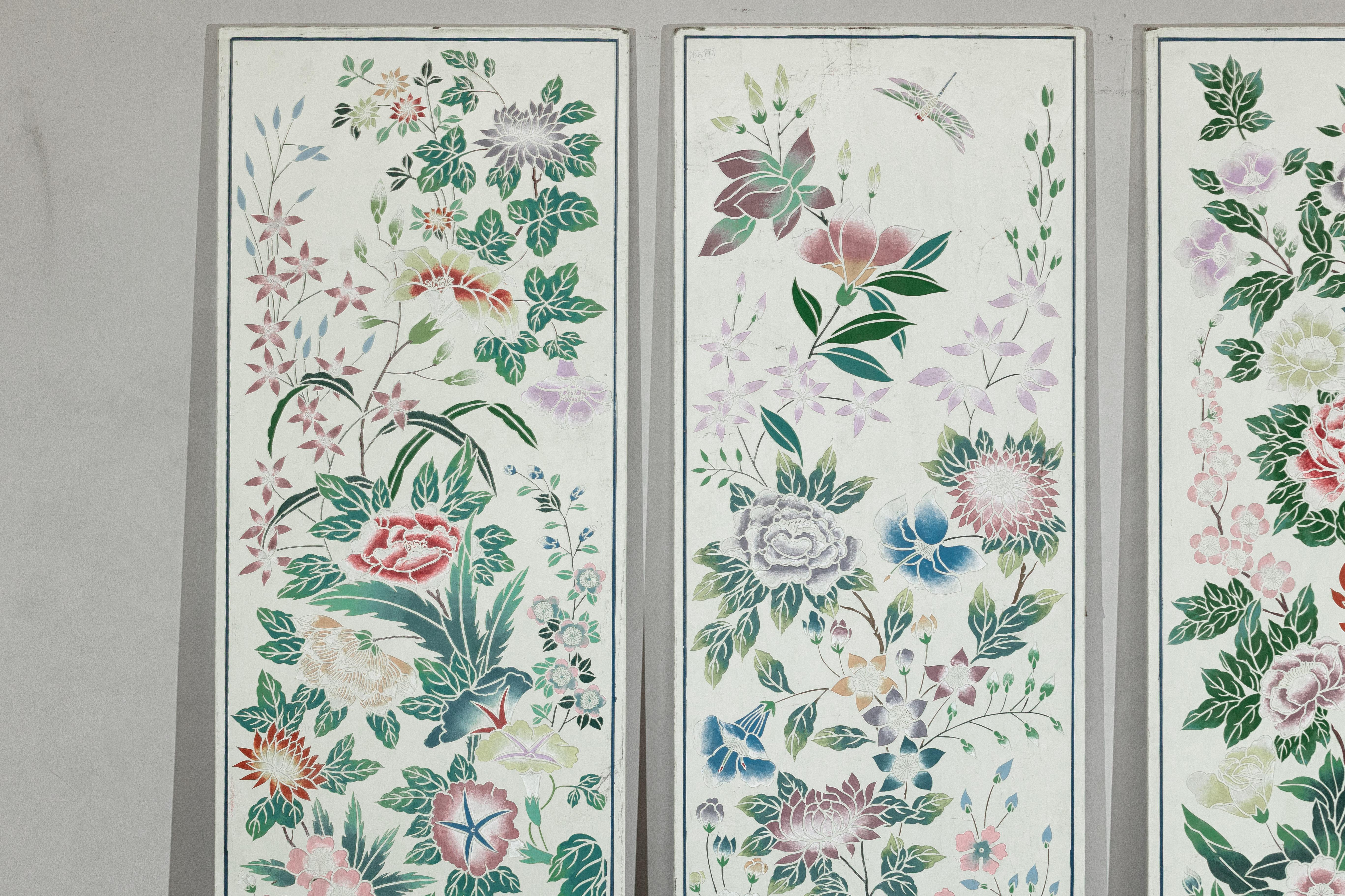 Ensemble de quatre panneaux peints chinois avec fleurs et papillons printaniers Bon état - En vente à Yonkers, NY