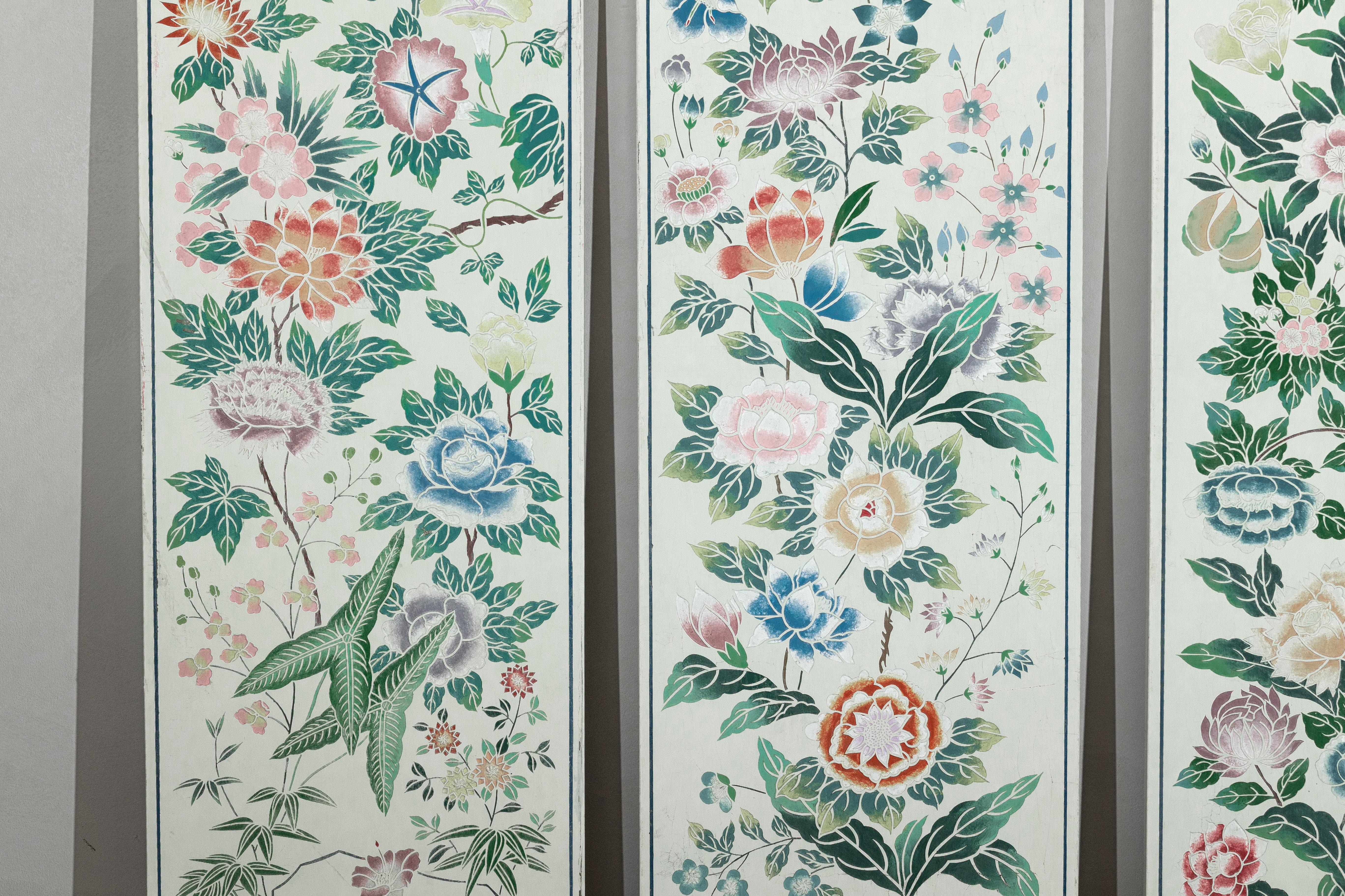 20ième siècle Ensemble de quatre panneaux peints chinois avec fleurs et papillons printaniers en vente