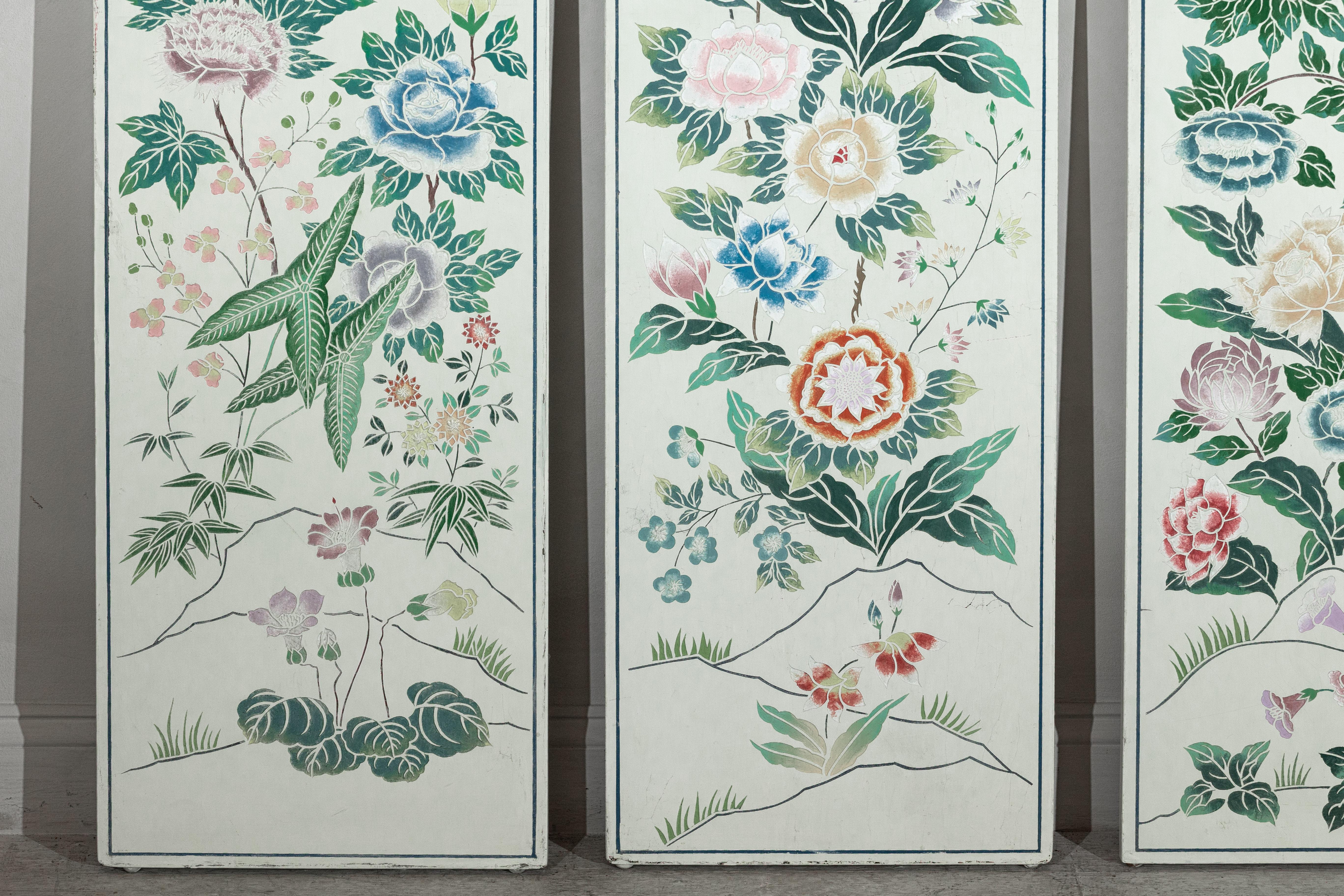 Bois Ensemble de quatre panneaux peints chinois avec fleurs et papillons printaniers en vente