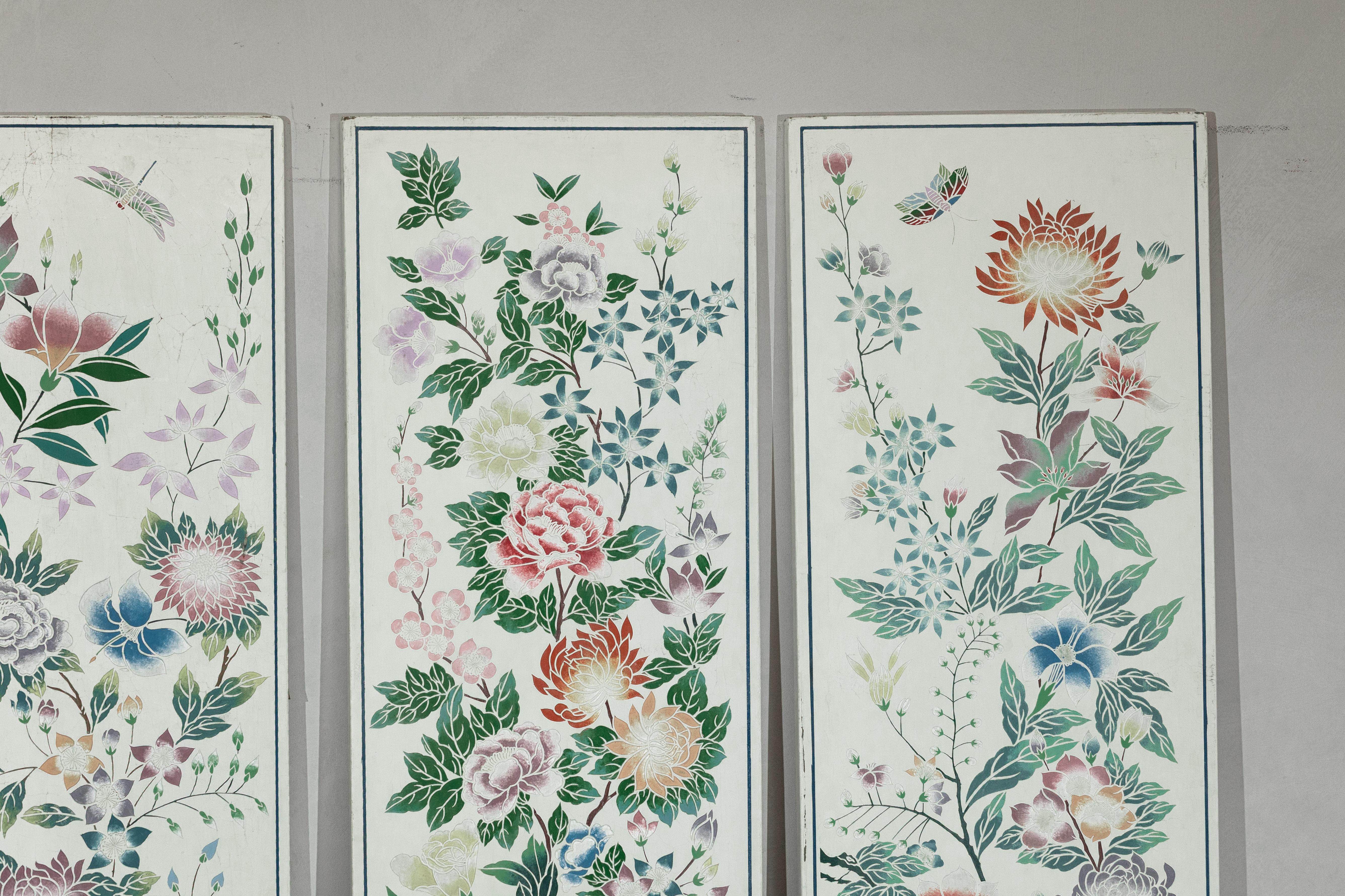 Ensemble de quatre panneaux peints chinois avec fleurs et papillons printaniers en vente 1