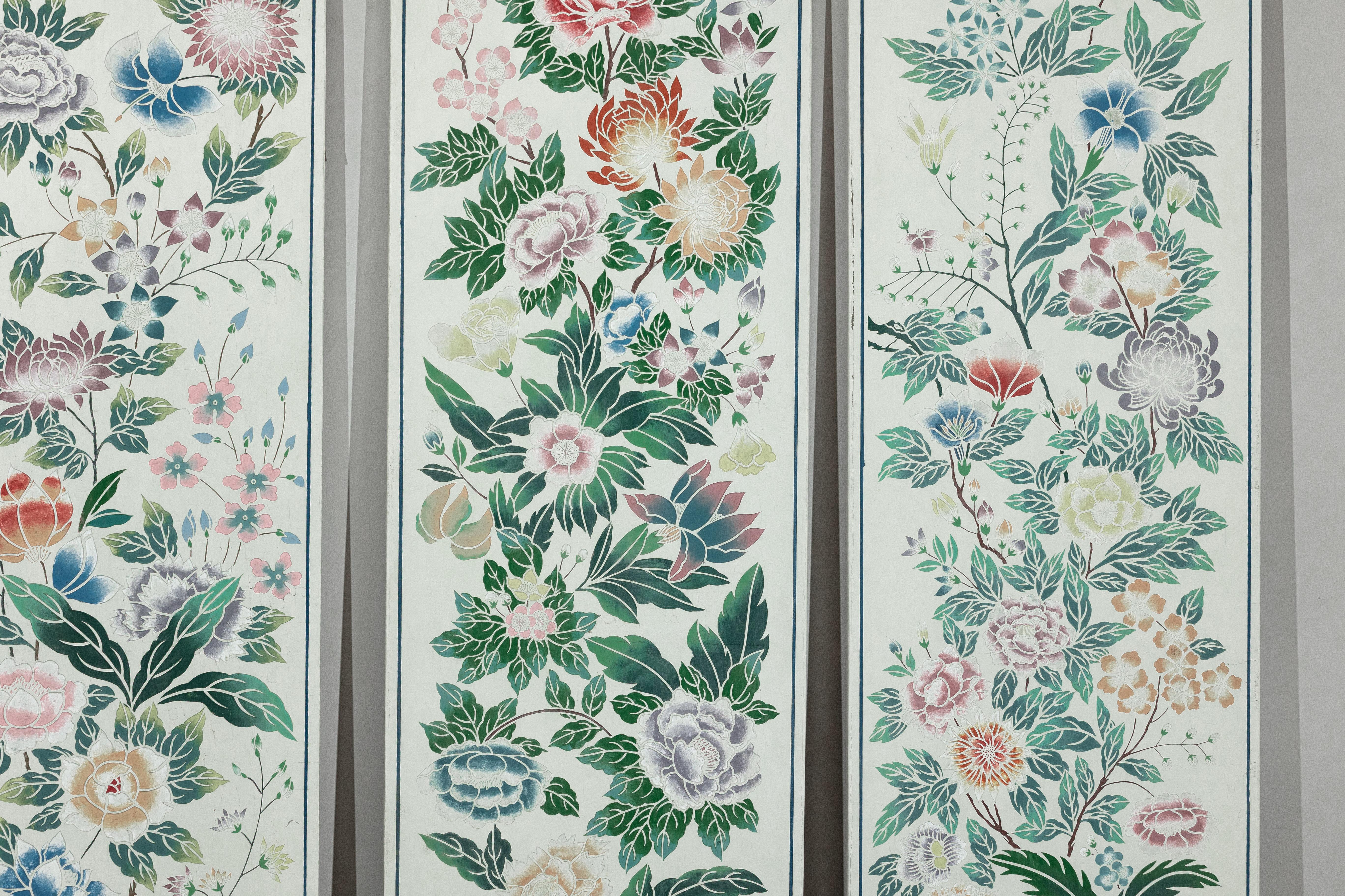 Ensemble de quatre panneaux peints chinois avec fleurs et papillons printaniers en vente 2
