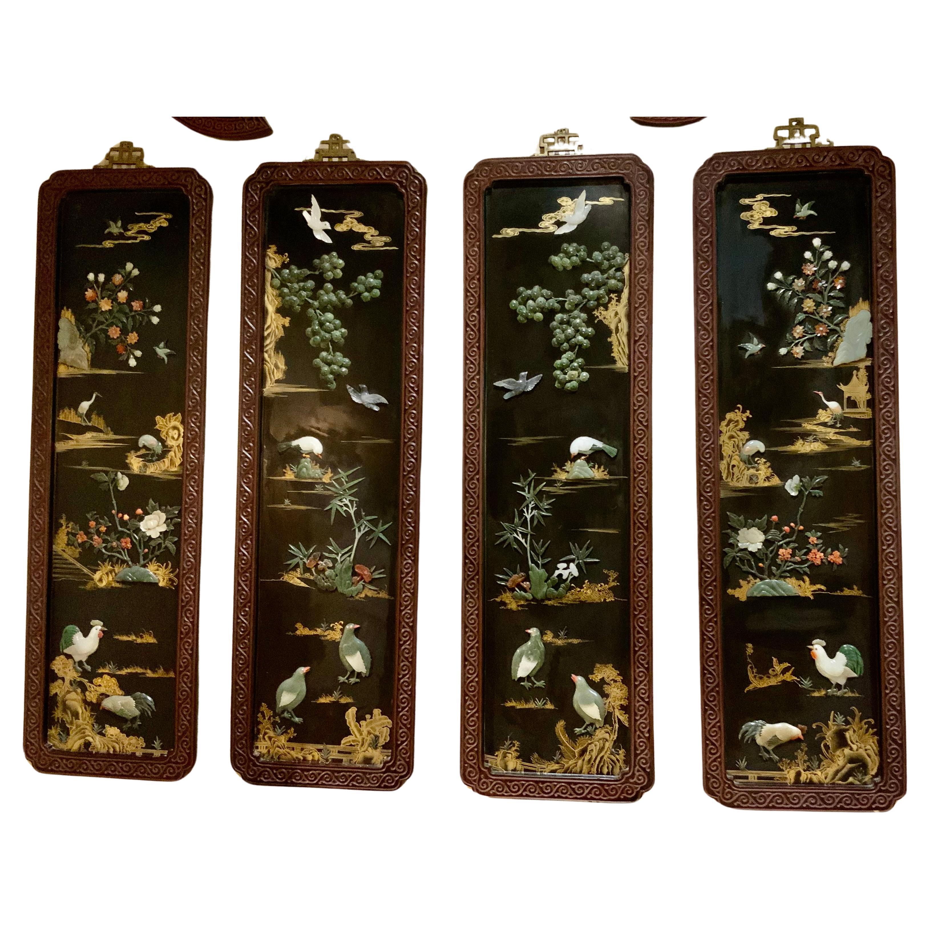 Set von vier chinesischen Tafeln  mit harten Steinen und Jadeeinlagen in geschnitzten Rahmen