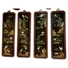 Set von vier chinesischen Tafeln  mit harten Steinen und Jadeeinlagen in geschnitzten Rahmen