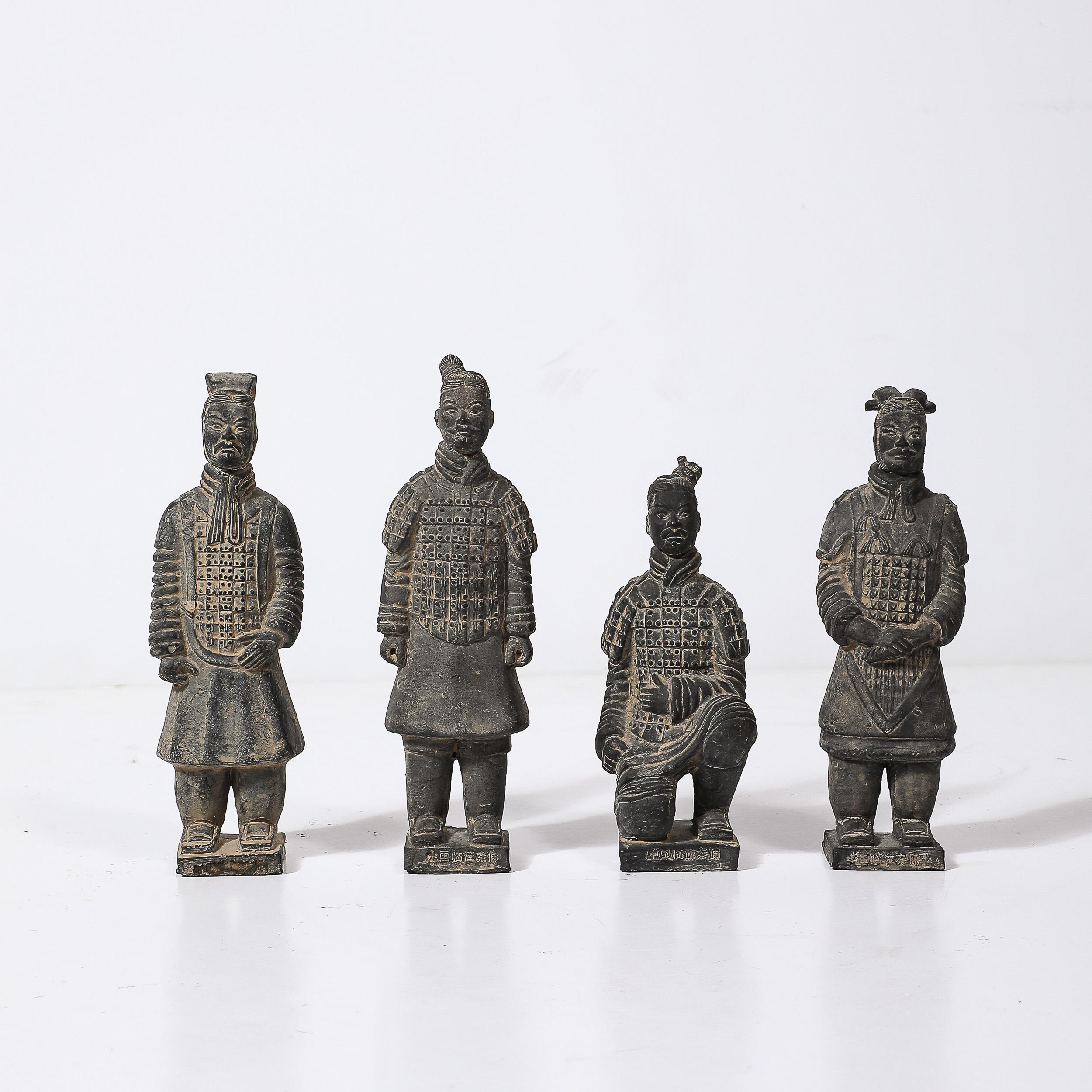 Questo set di quattro sculture di guerrieri in terracotta in stile Mausoleo di Qin Shi Huang è un affascinante omaggio a una delle più famose scoperte archeologiche della Cina. Realizzate nel 20° secolo, queste sculture riproducono l'antico esercito