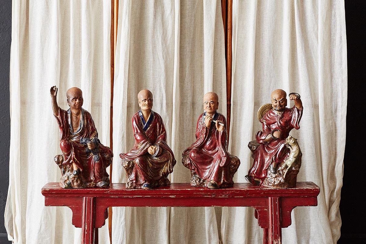 Ensemble étonnant de quatre figurines en poterie chinoise Shiwan représentant des dieux immortels ou des divinités. Magnifiquement émaillé et réalisé à grande échelle avec des expressions faciales et des yeux fascinants. Quatre dieux, dont Fu et Lu,