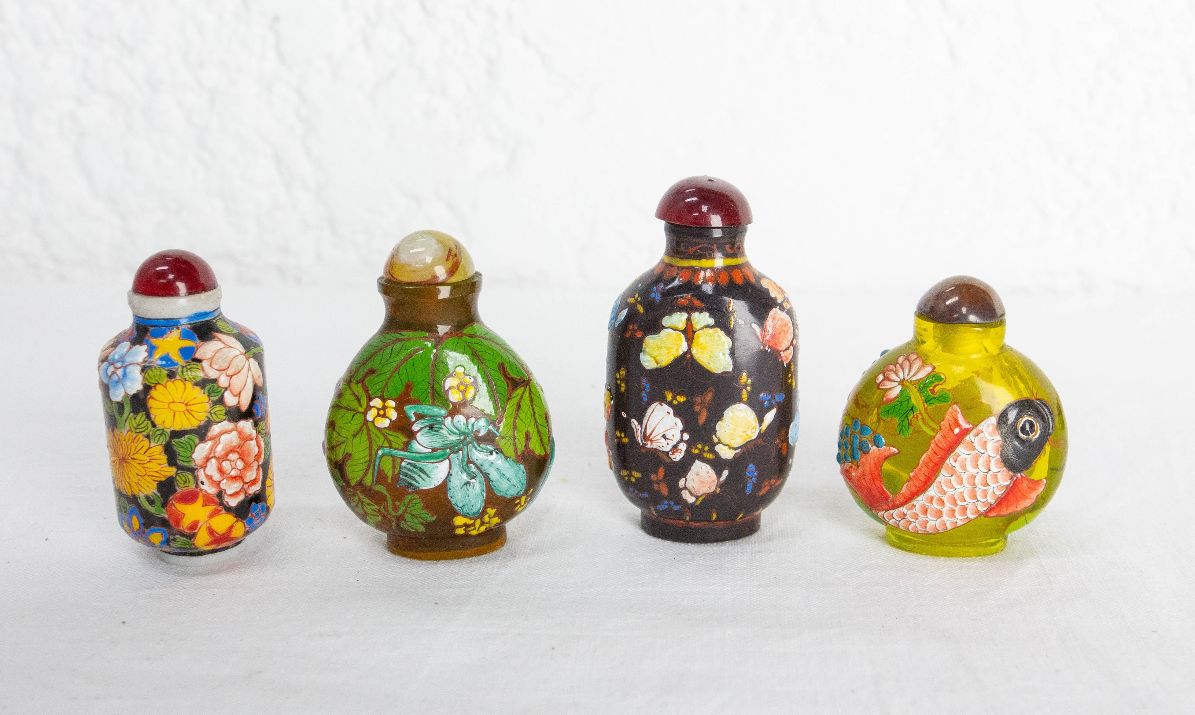 Chinois Ensemble de quatre tabatières ou flacons de parfum chinois en porcelaine émaillée début du 20e siècle en vente