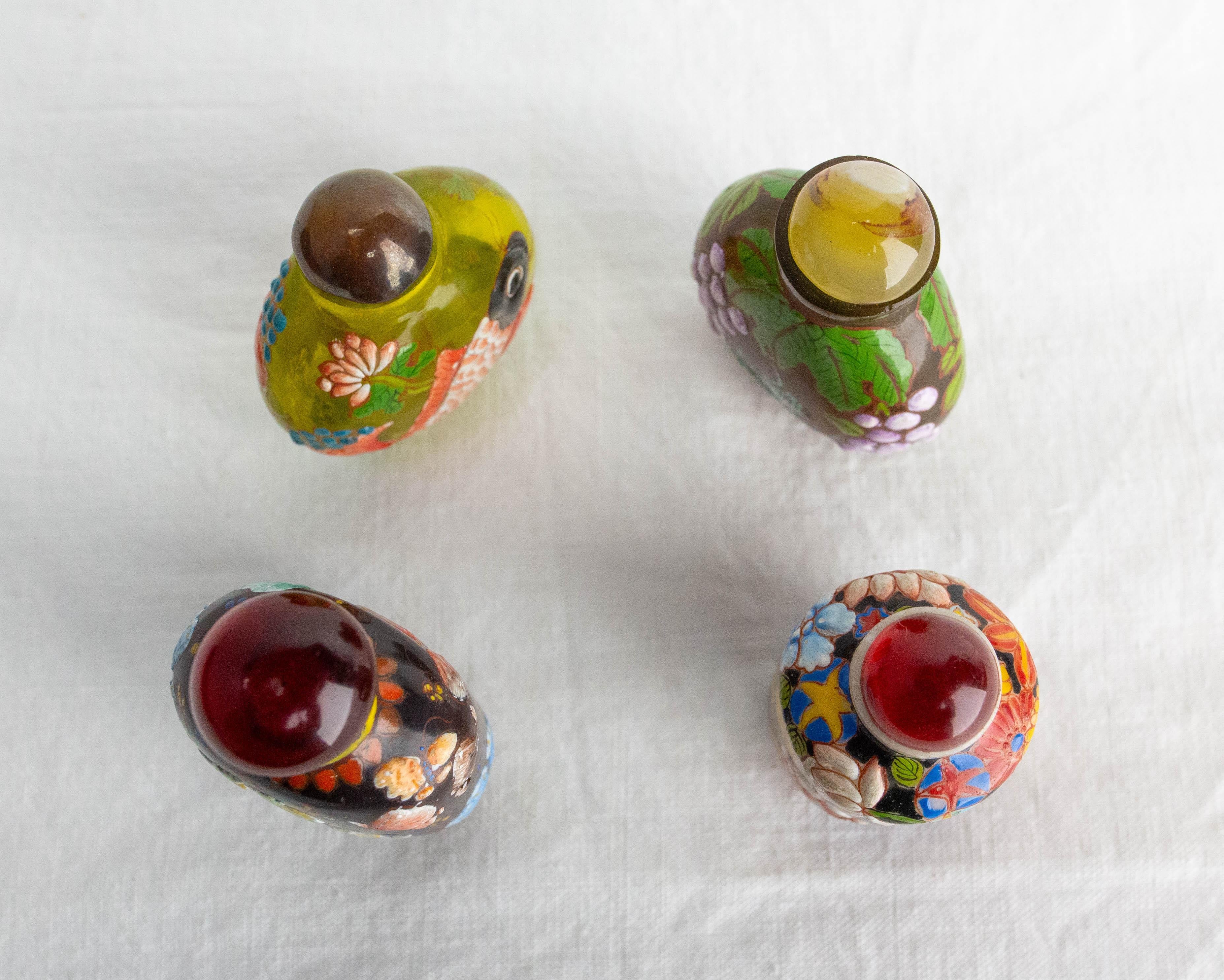 Ensemble de quatre tabatières ou flacons de parfum chinois en porcelaine émaillée début du 20e siècle Bon état - En vente à Labrit, Landes