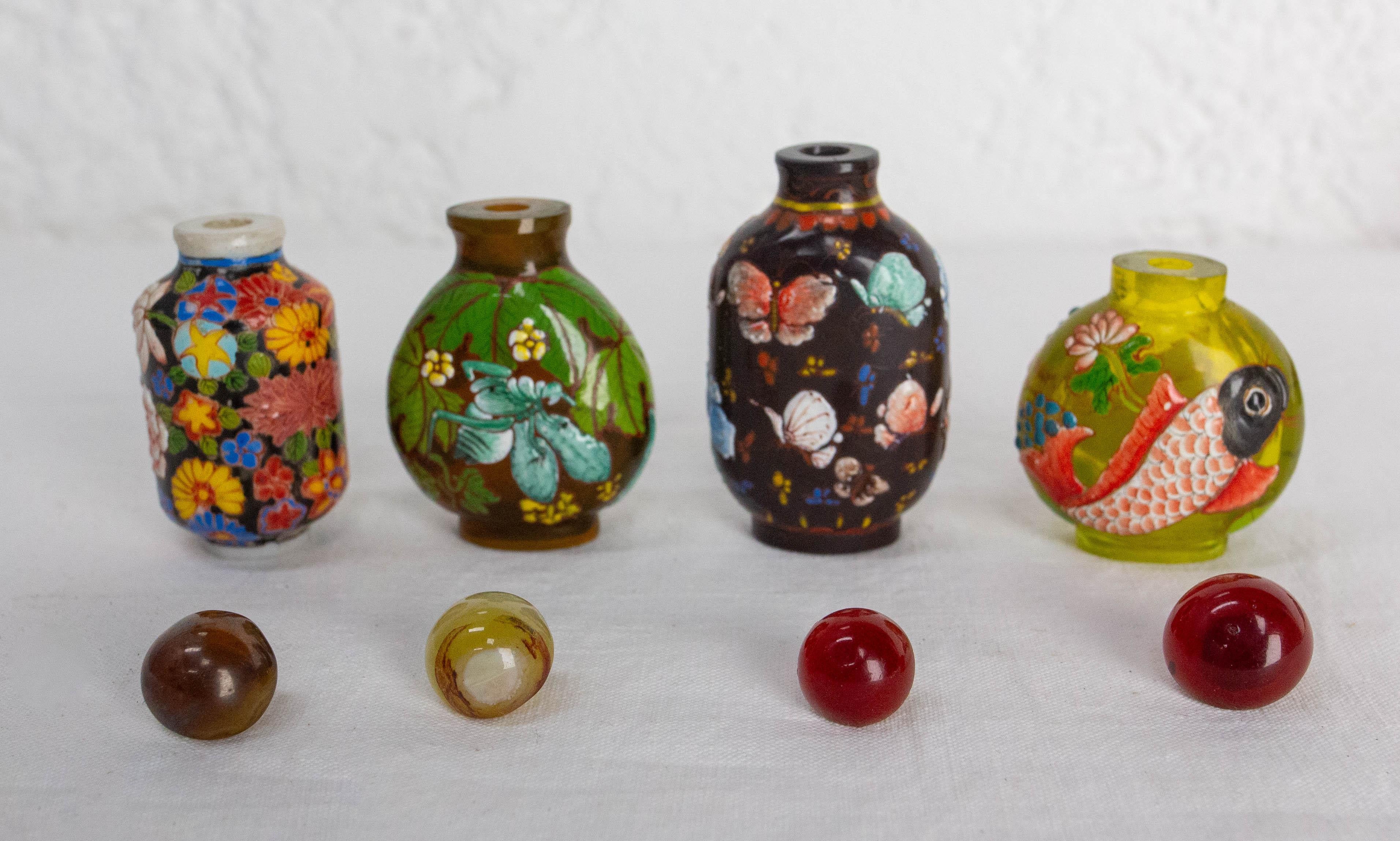Début du 20ème siècle Ensemble de quatre tabatières ou flacons de parfum chinois en porcelaine émaillée début du 20e siècle en vente