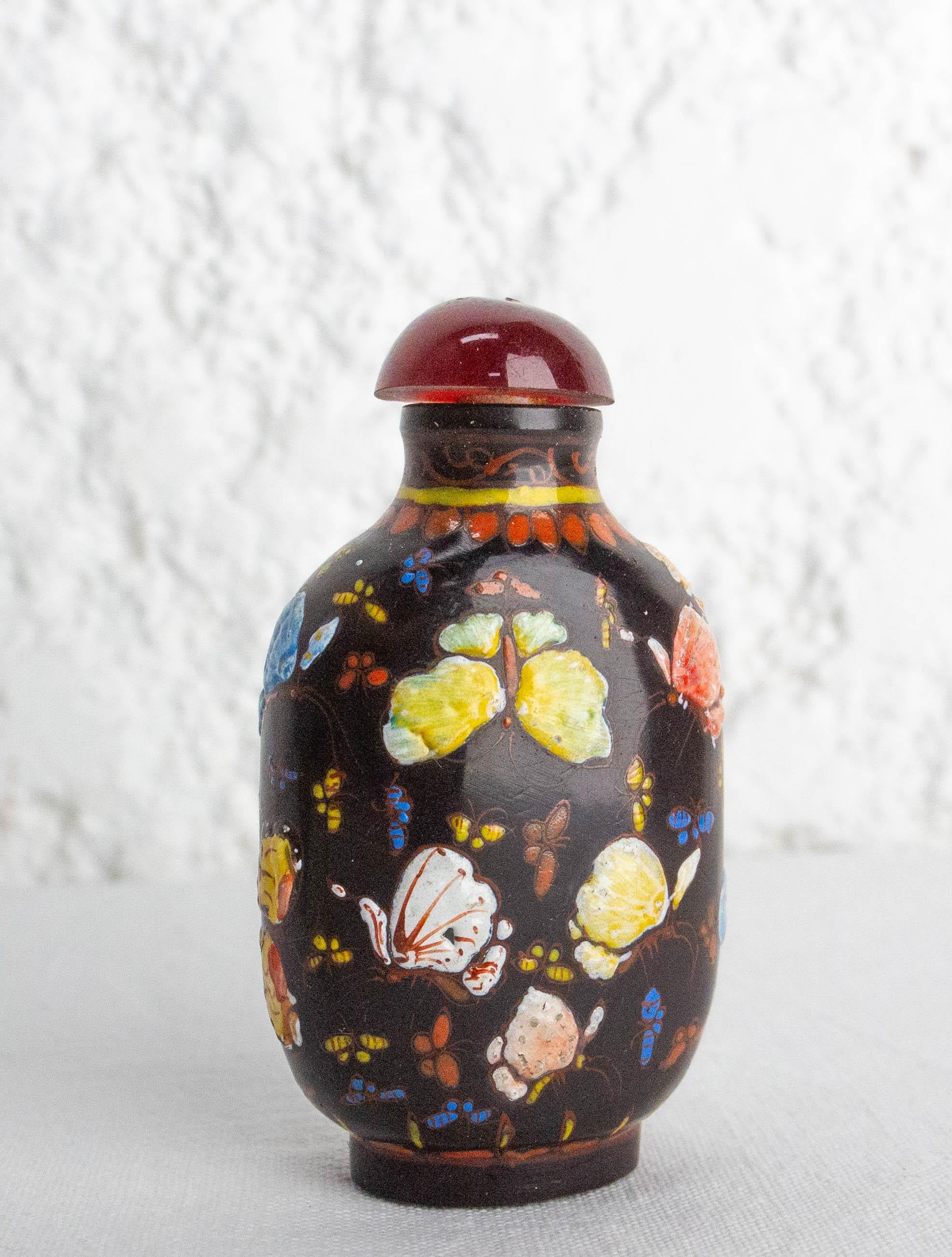 Céramique Ensemble de quatre tabatières ou flacons de parfum chinois en porcelaine émaillée début du 20e siècle en vente