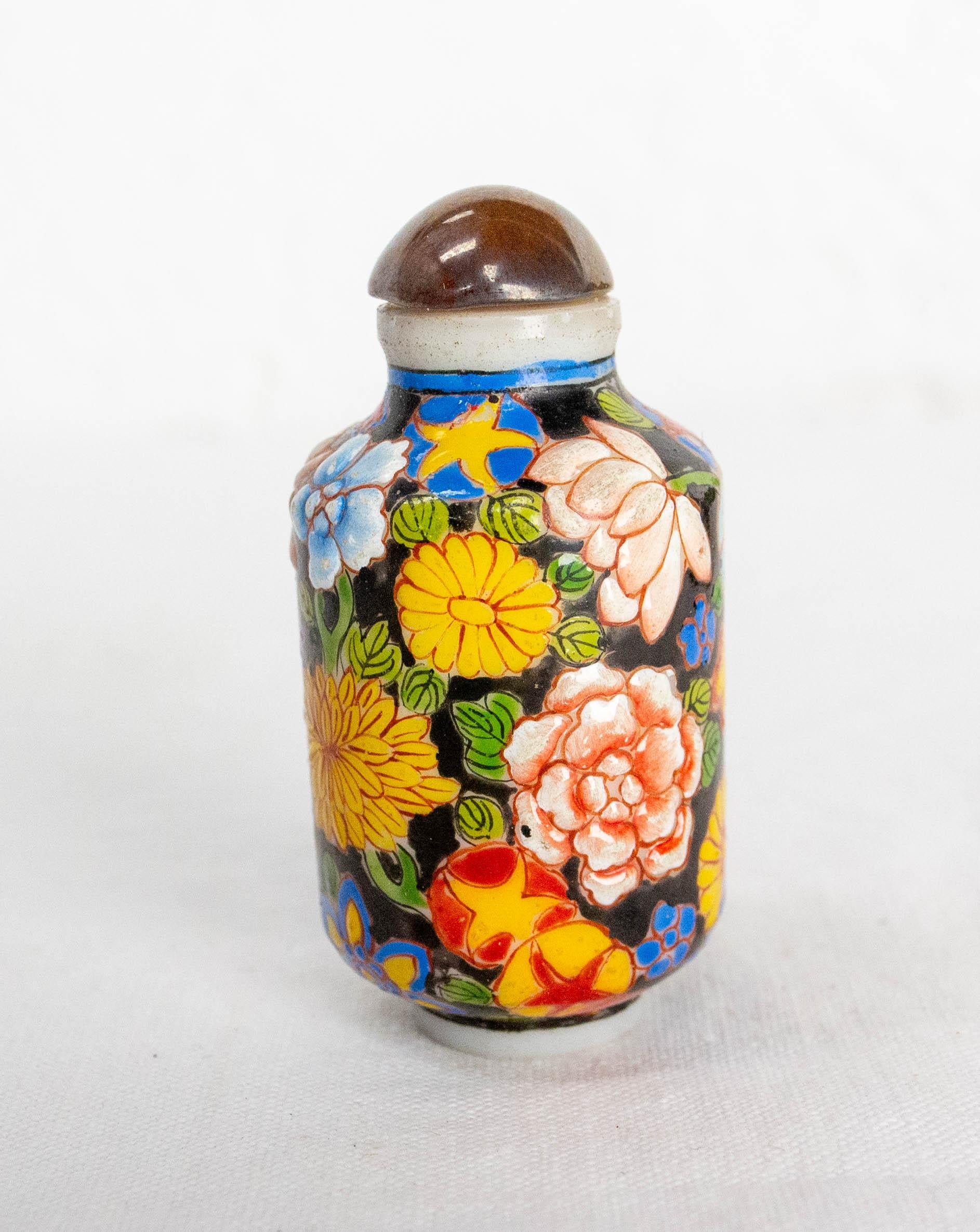 Ensemble de quatre tabatières ou flacons de parfum chinois en porcelaine émaillée début du 20e siècle en vente 3