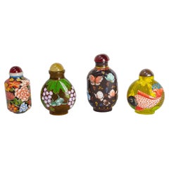 Ensemble de quatre tabatières ou flacons de parfum chinois en porcelaine émaillée début du 20e siècle