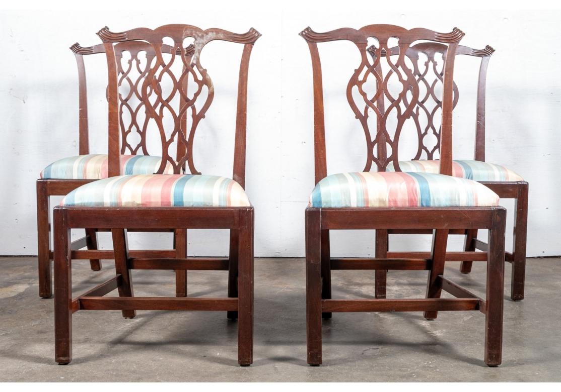 Die klassisch geformten Wappenschienen mit geschnitzten Ohren über durchbrochenen Sprossenrücken. Auf quadratischen Beinen mit H-Stretchern stehend. Die abnehmbaren Sitze sind mit einem gestreiften Stoff in Pastellfarben gepolstert. Restaurierung