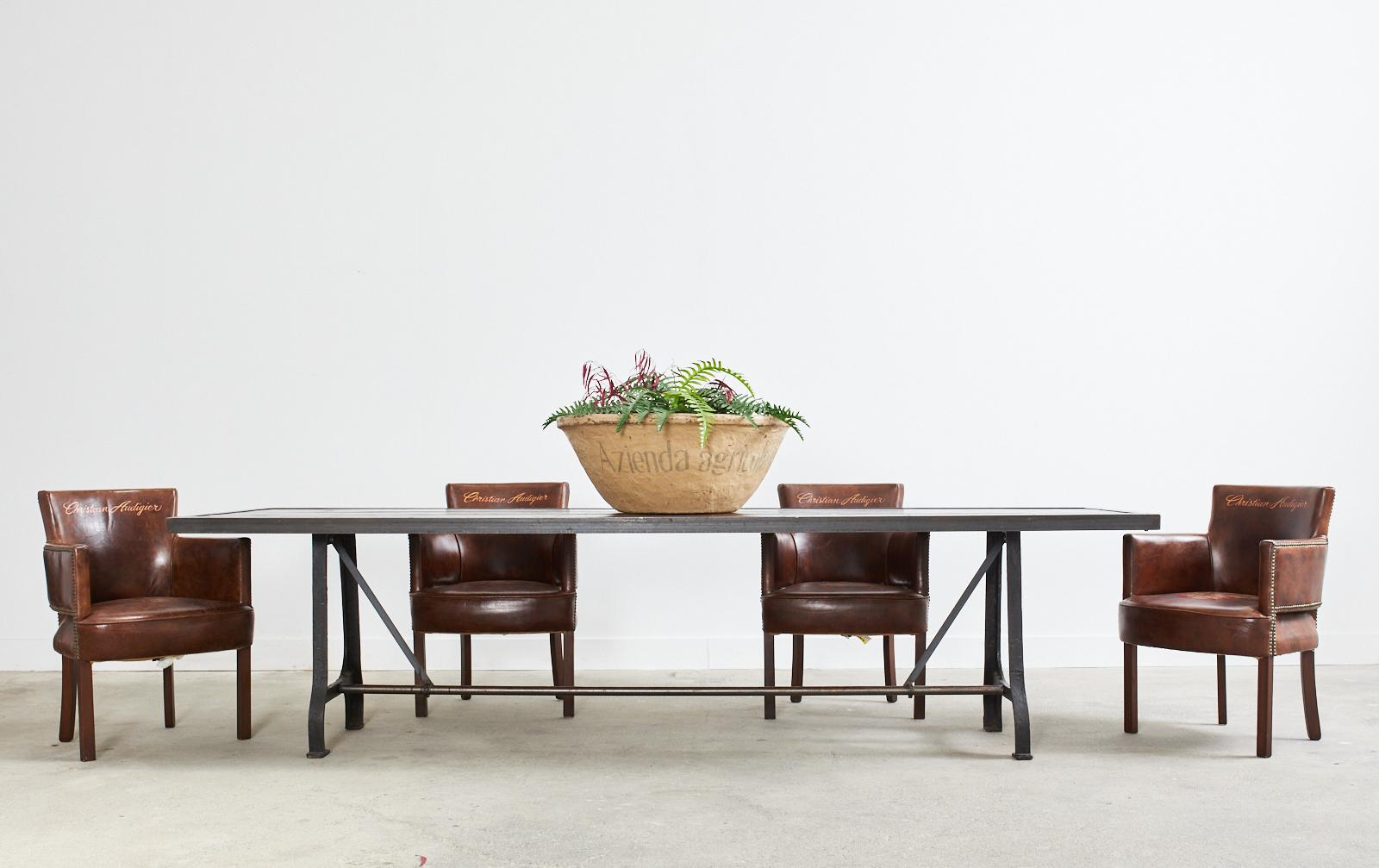 Fantastico set di quattro sedie da club o poltrone da pranzo in pelle di sigaro in stile art déco di Christian Audigier (Francia 1958-2015). Le sedie presentano la sua firma sul lato anteriore e le sue iniziali CA sul retro. Il sedile è decorato con