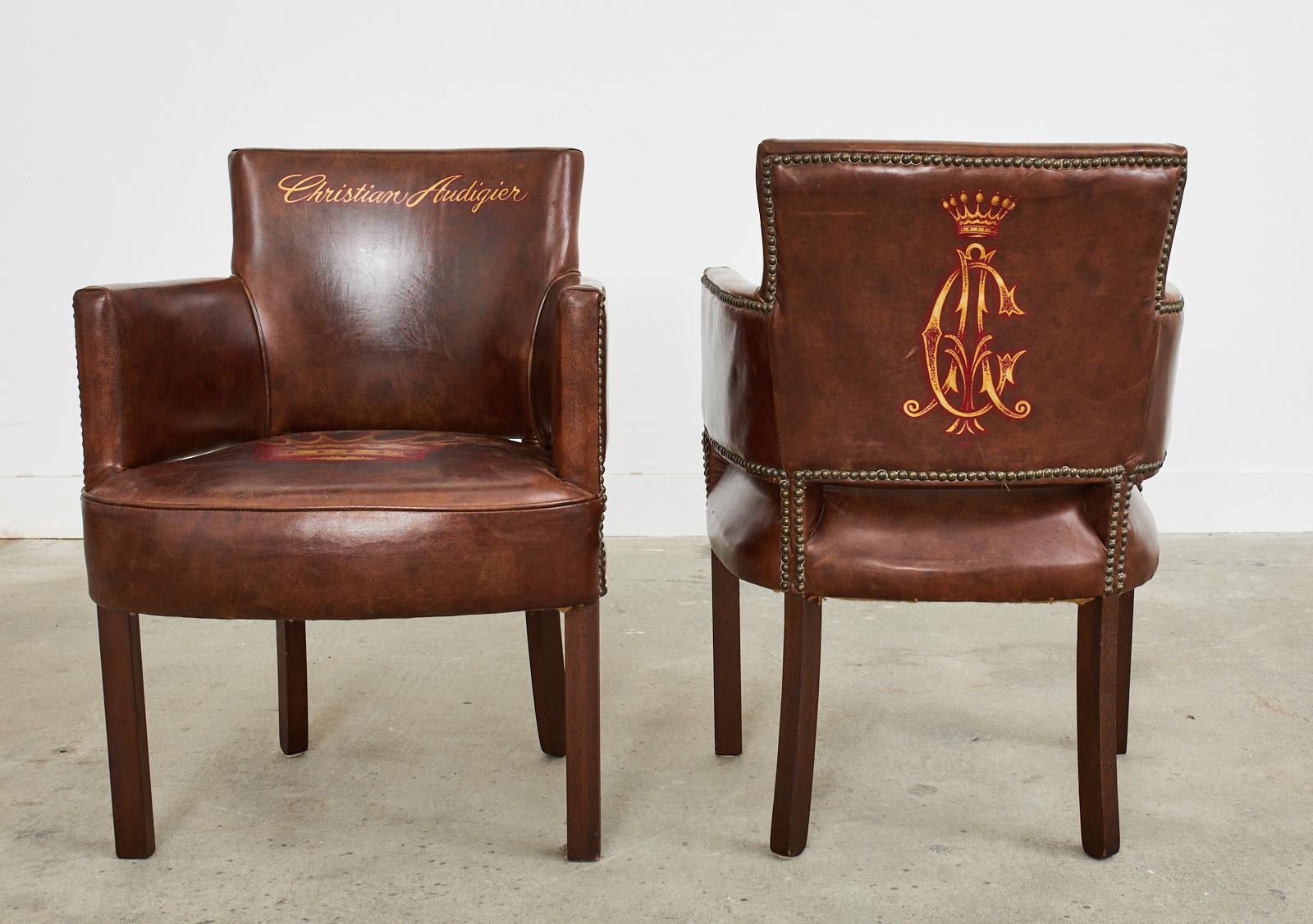 Ensemble de quatre fauteuils club à monogrammes en cuir de cigare Christian Audigier Abîmé - En vente à Rio Vista, CA