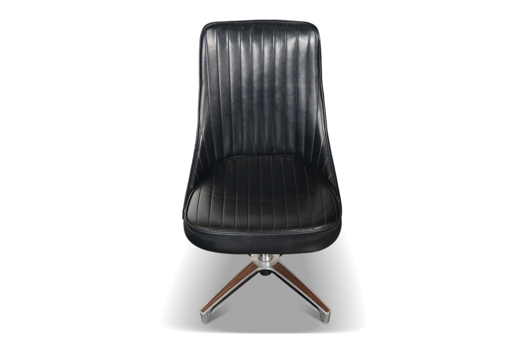 Ensemble de chaises longues Chromcraft des années 1960, parfaites pour l'époque.  Cet ensemble porte son vinyle noir d'origine, avec des sièges reposant sur des bases pivotantes en aluminium moulé avec des incrustations en stratifié de noyer. 

Ils