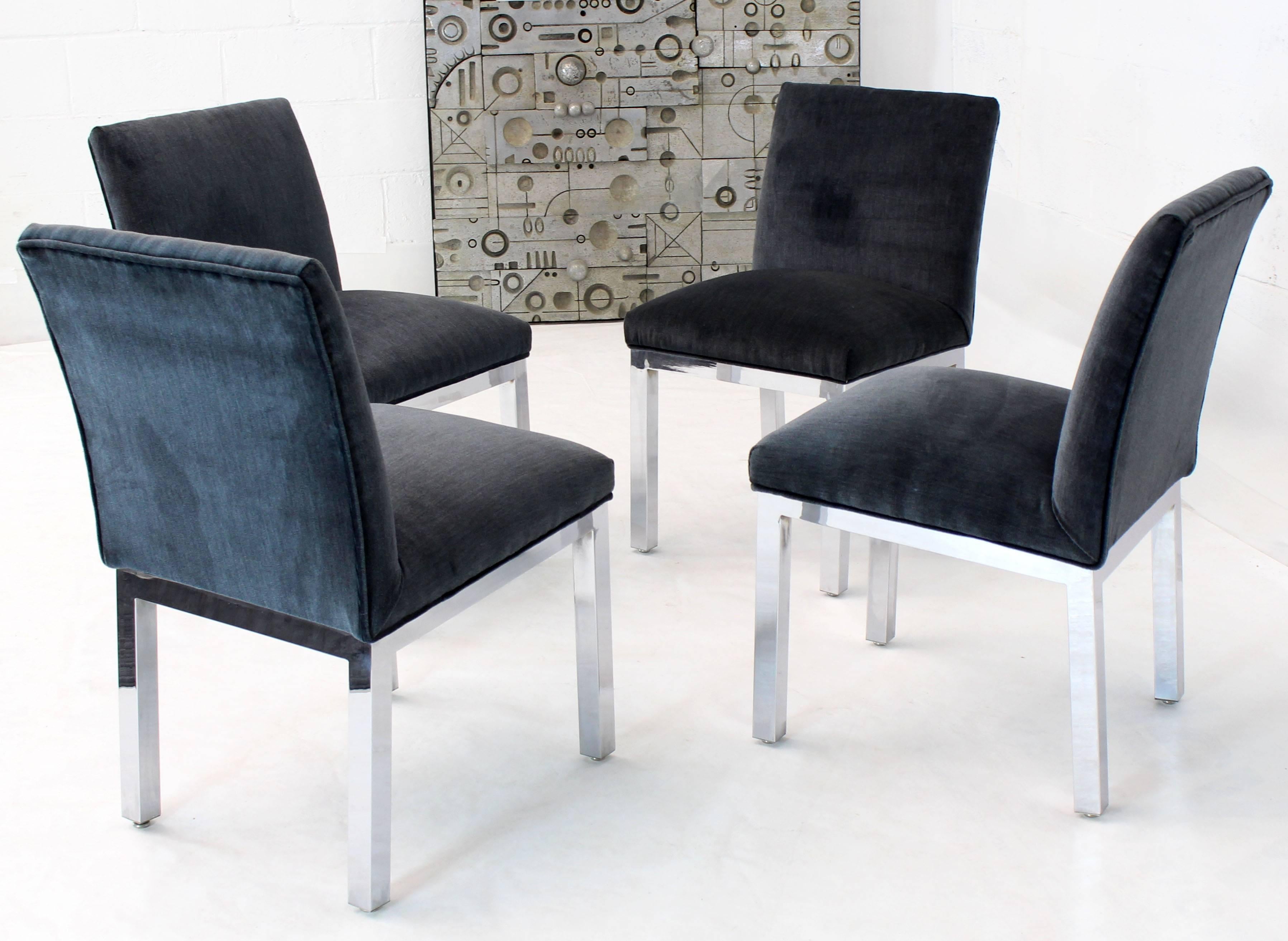 Americano Set di quattro sedie da pranzo cromate e rivestite in mohair in vendita