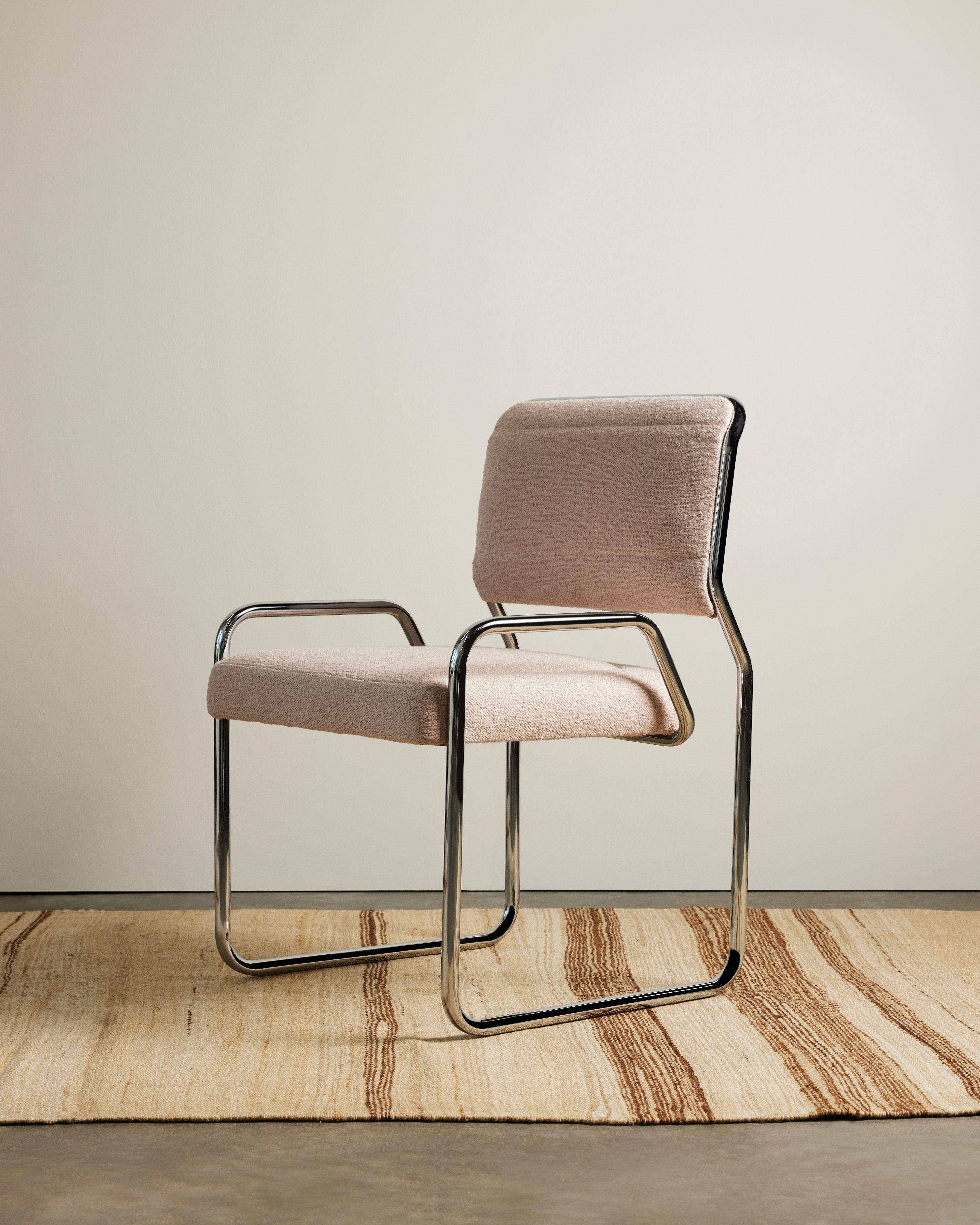 Set of Four Chrome Cantilever Dining Chairs with New Boucle Upholstery, France (Moderne) im Angebot