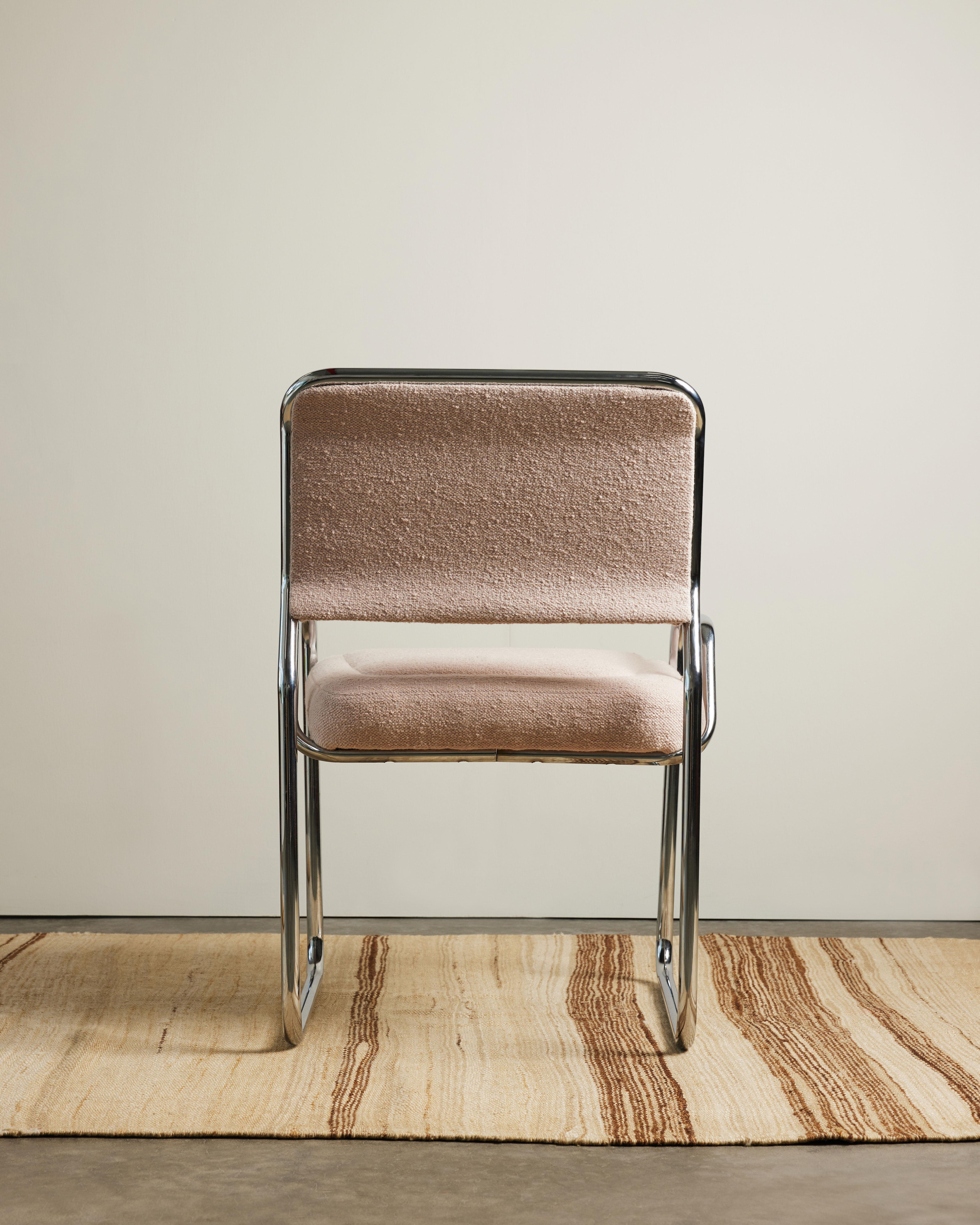 Set of Four Chrome Cantilever Dining Chairs with New Boucle Upholstery, France im Zustand „Hervorragend“ im Angebot in New York City, NY