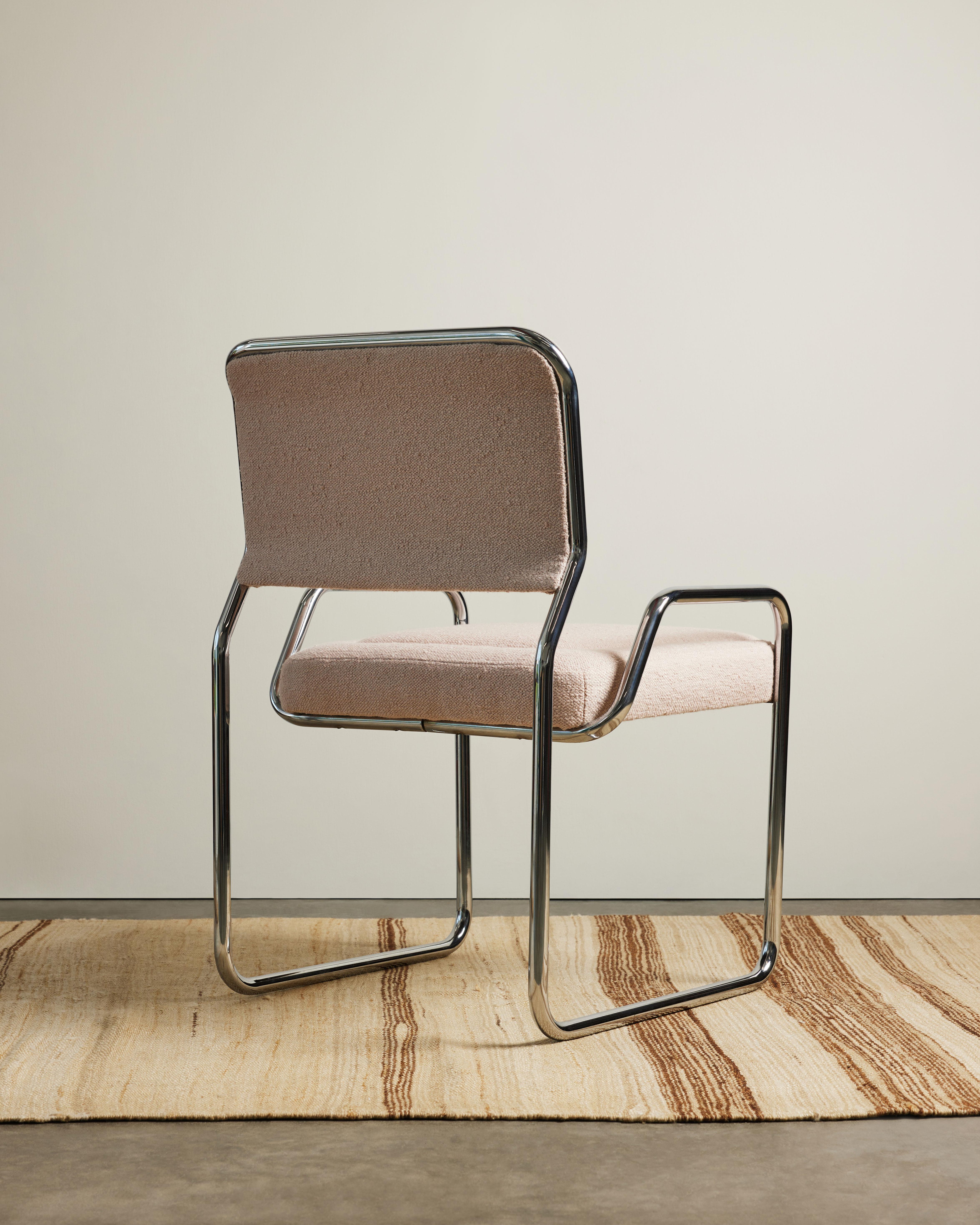 Set of Four Chrome Cantilever Dining Chairs with New Boucle Upholstery, France (Mitte des 20. Jahrhunderts) im Angebot