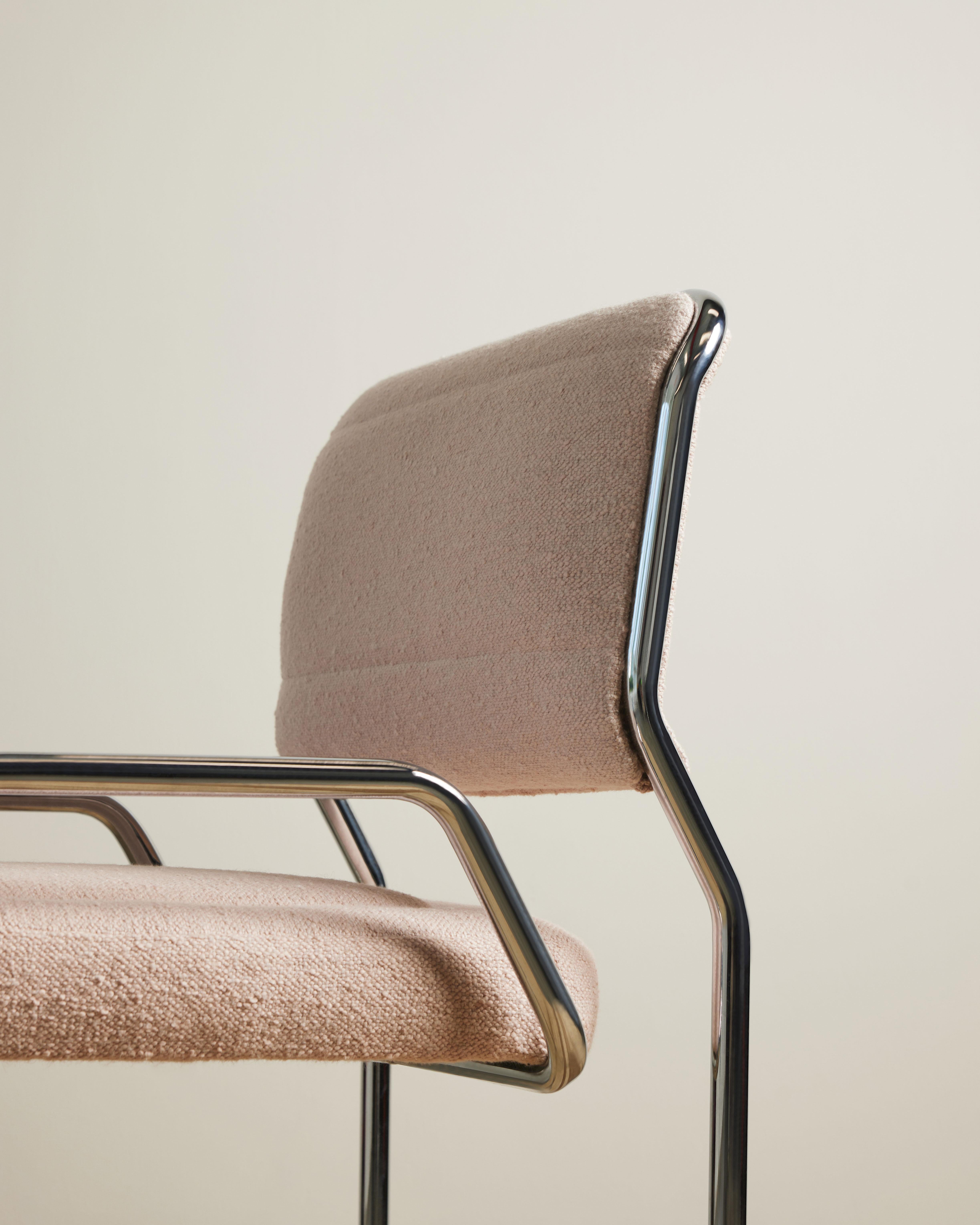 Set of Four Chrome Cantilever Dining Chairs with New Boucle Upholstery, France im Angebot 2