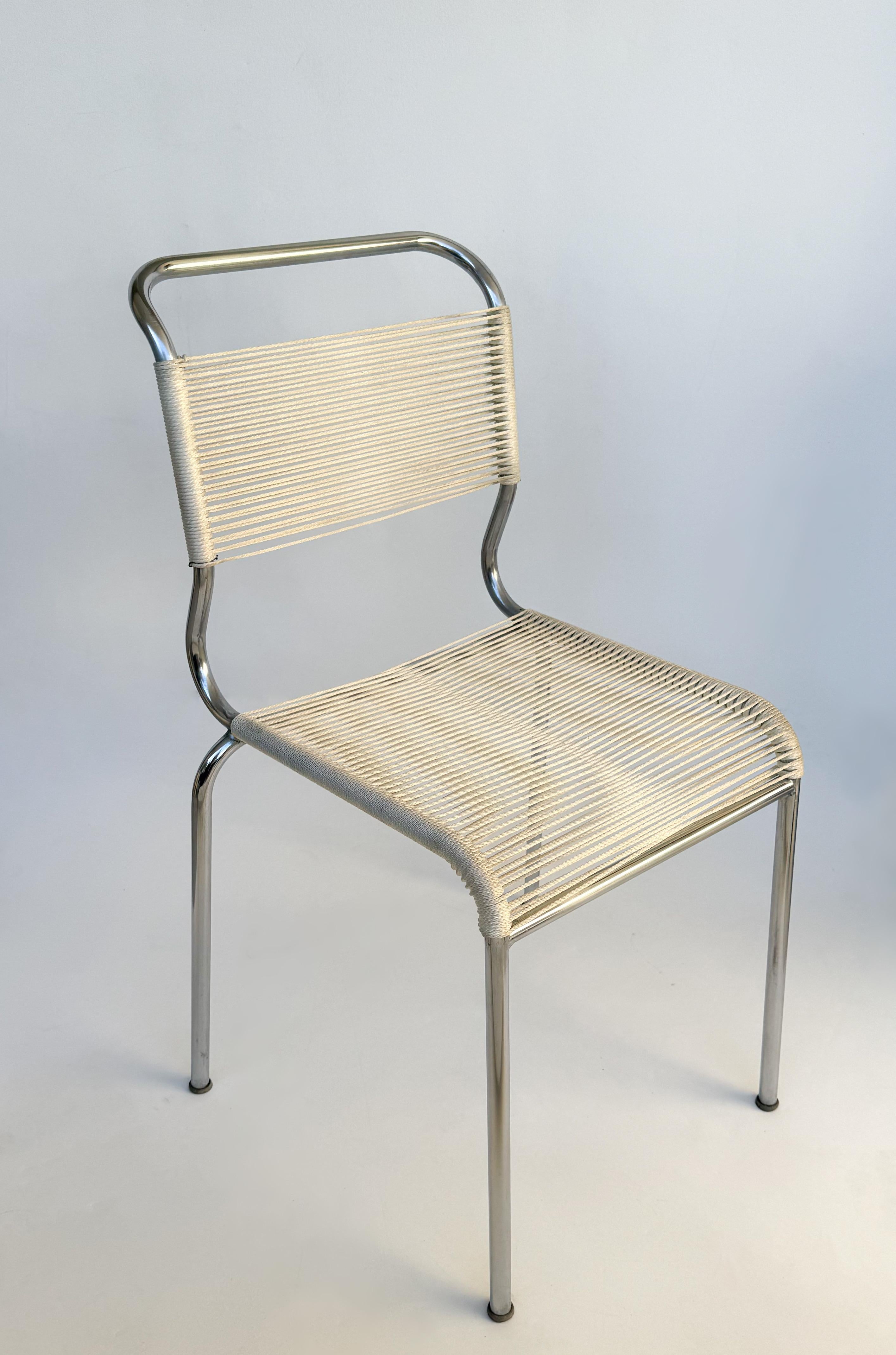 Rare ensemble de quatre chaises de salle à manger empilables en chrome et corde de 1947 par le designer français Andre Dupre pour Knoll International. 
L'une des chaises conserve une partie de l'ancien label Knoll International. Ils sont en très bon