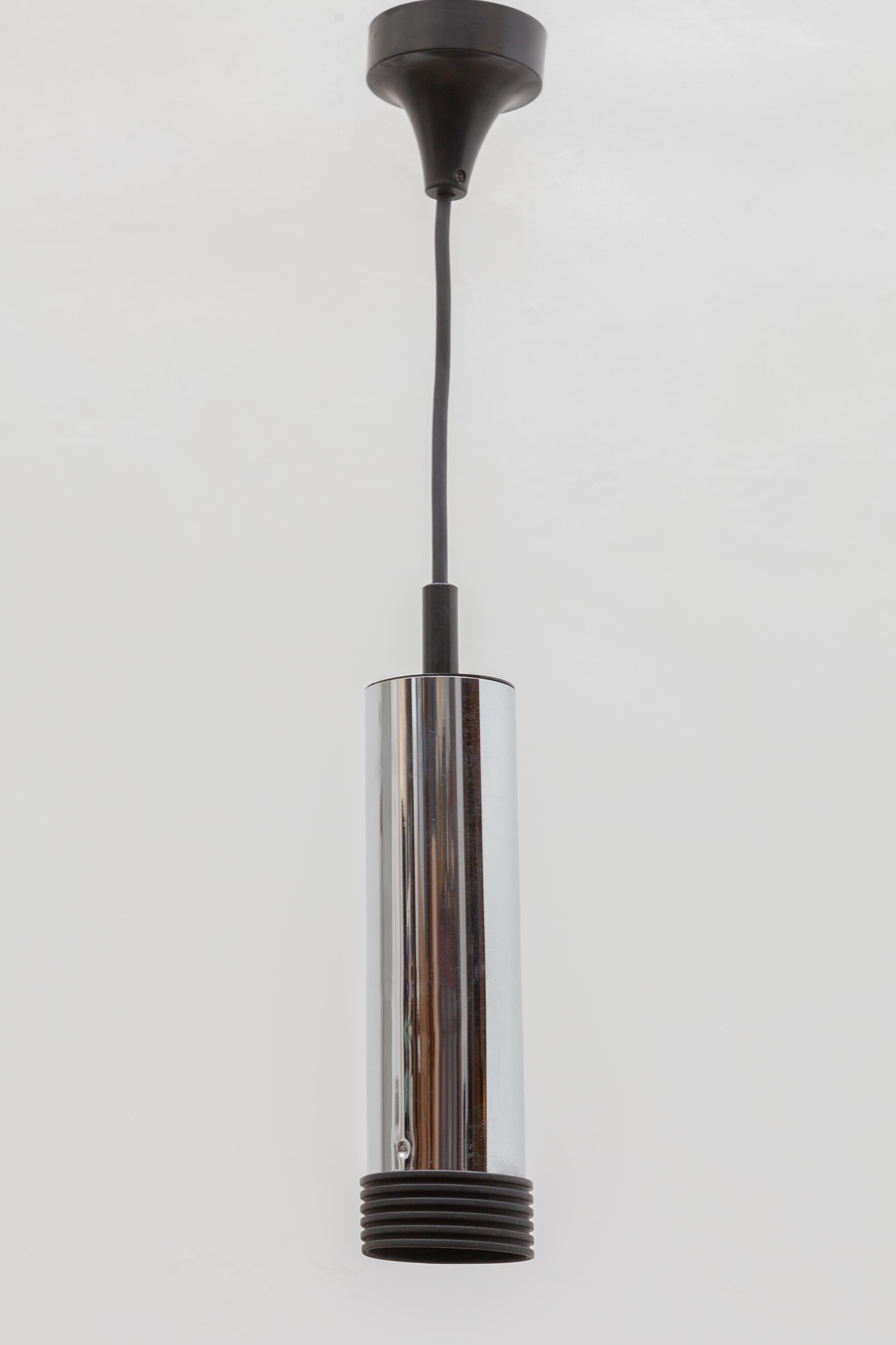 Lampes à suspension chromées vintage des années 1960. Abat-jour en tube métallique avec détails en caoutchouc noir et cordons noirs. Parfaites lampes pour une table ou une surface de travail dans la cuisine, avec une émission de lumière fortement