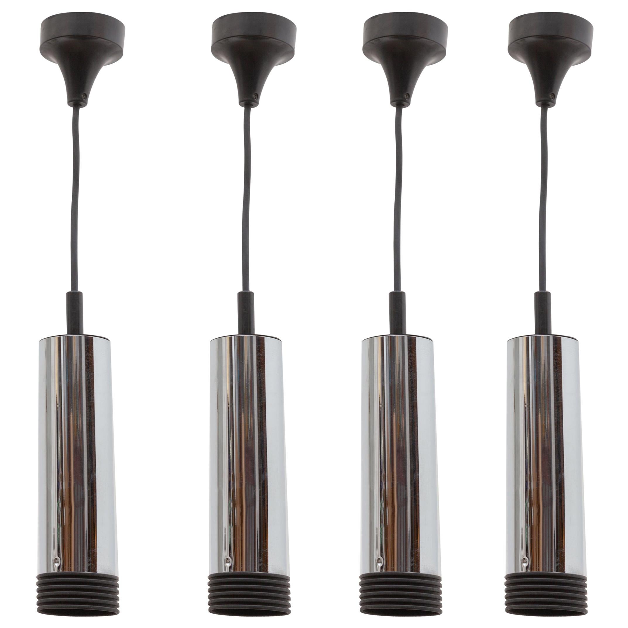 Ensemble de quatre lampes à suspension tubes chromées en vente