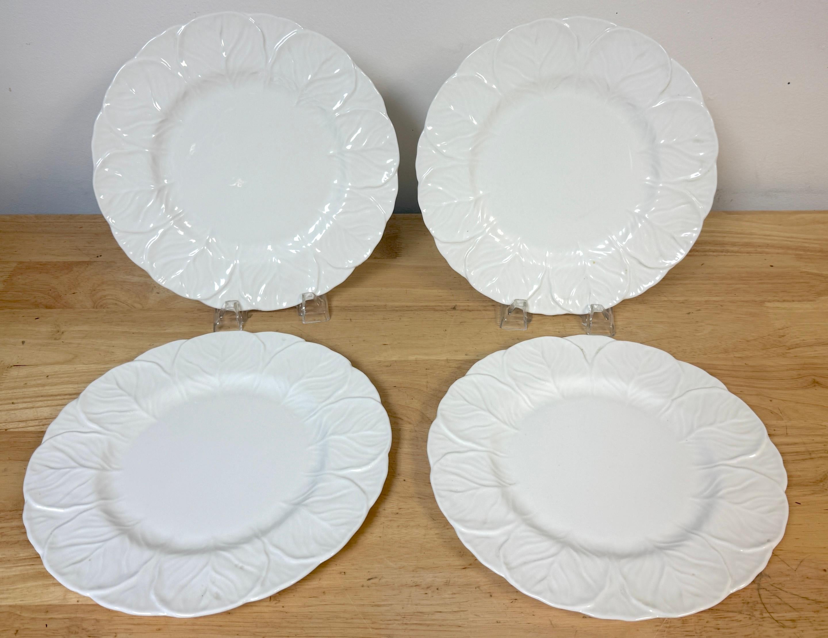 Ensemble de quatre assiettes à dîner en porcelaine osseuse Coalport 