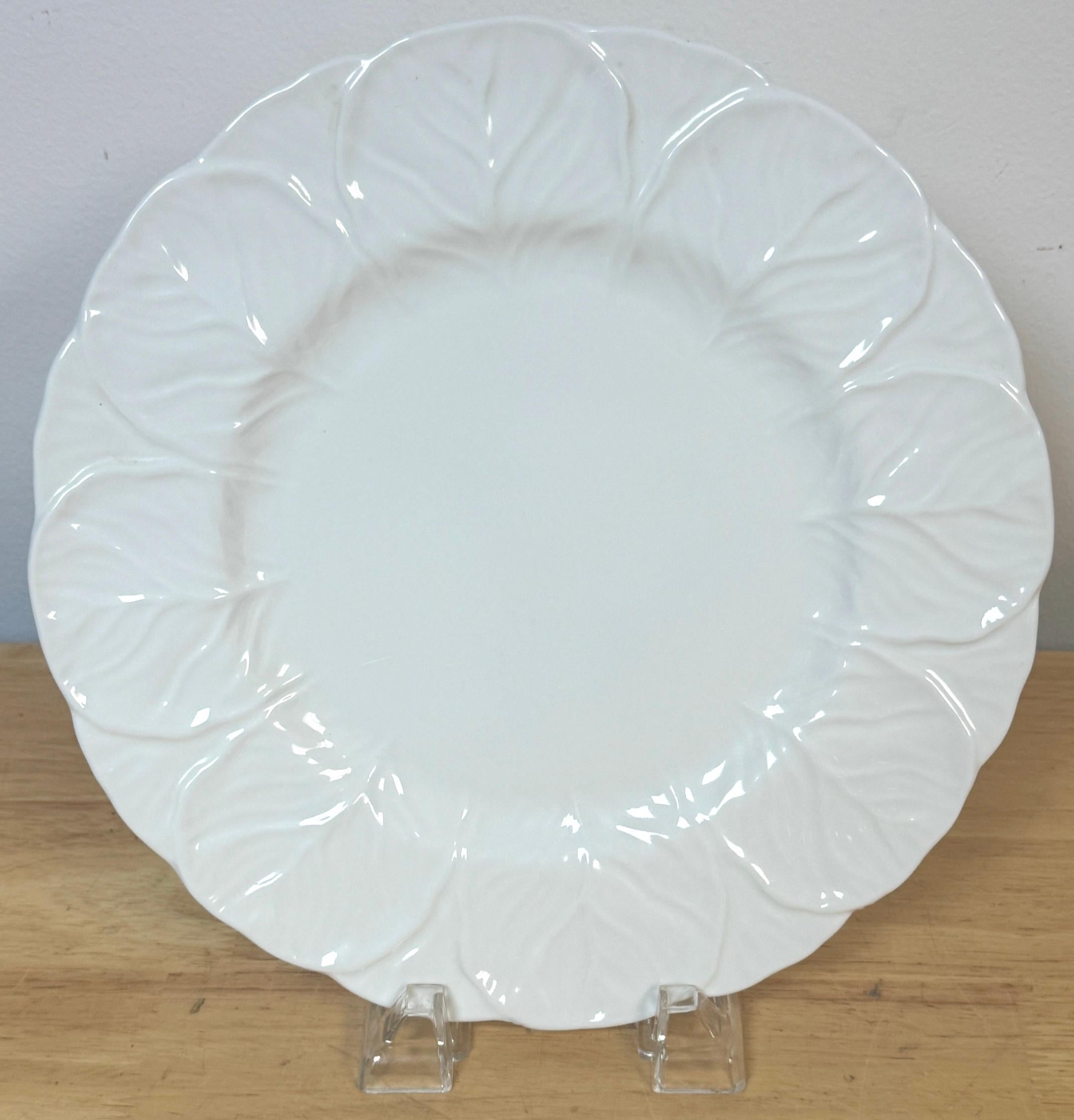 Anglais Ensemble de quatre assiettes à dîner en porcelaine osseuse Coalport 