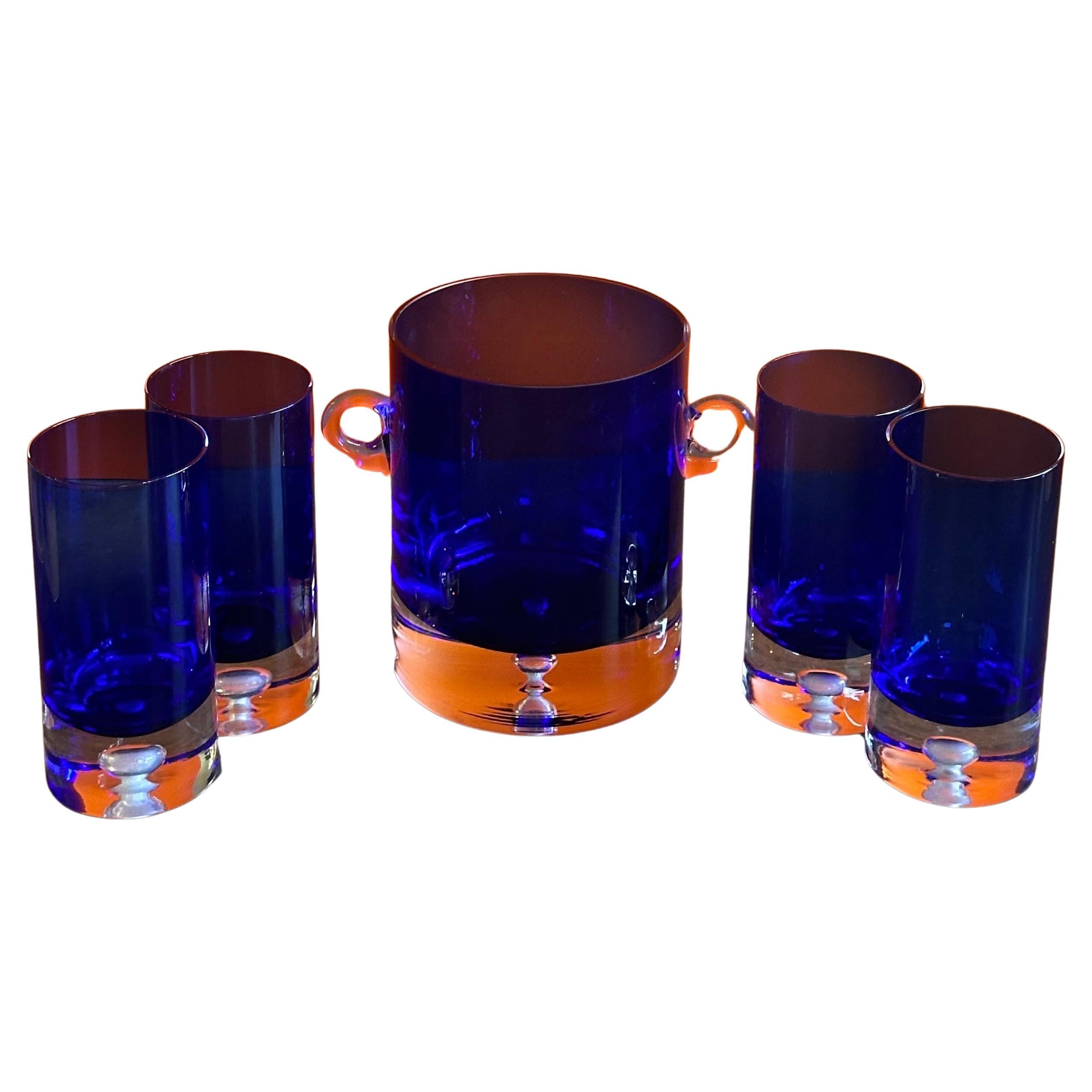 Ensemble de quatre verresStocklhom en cristal bleu cobalt avec seau à glace par Block