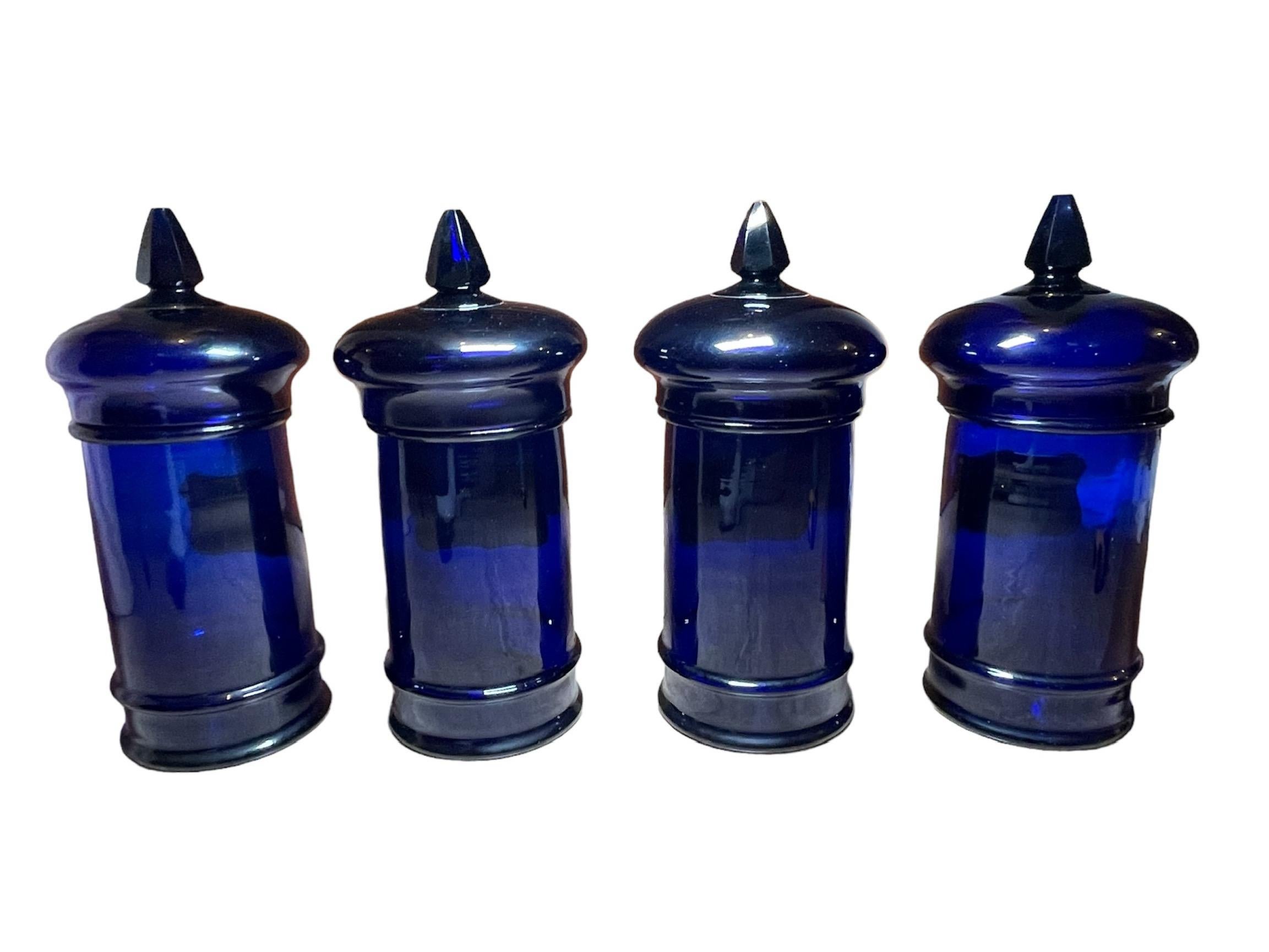 Set von vier kobaltblauen Glas-Apothekergefäßen im Zustand „Gut“ im Angebot in Guaynabo, PR